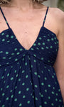 Détail décolleté froncé robe femme été 