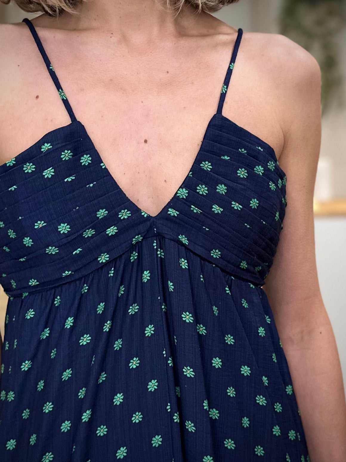 Détail décolleté froncé robe femme été 