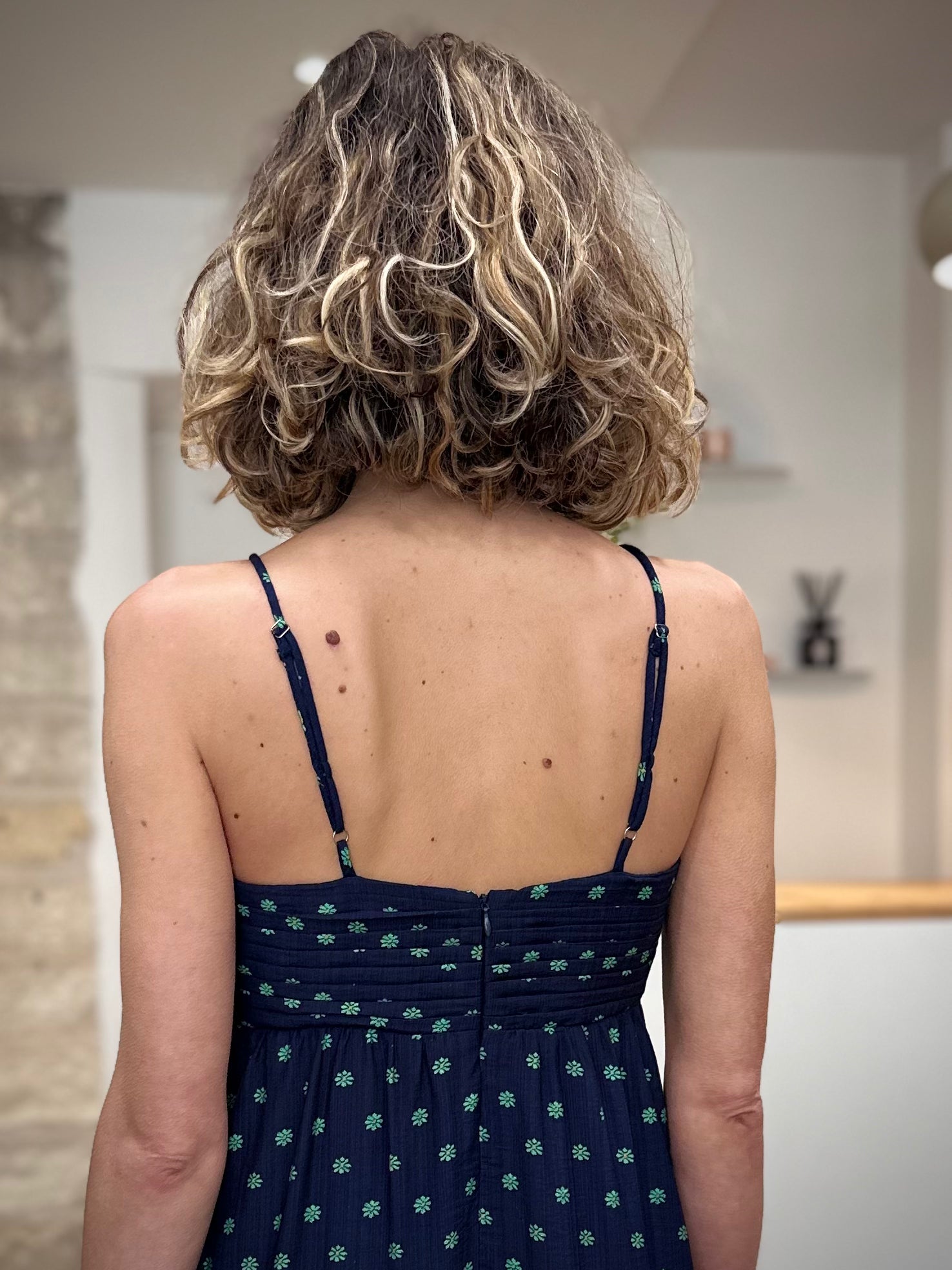 Robe longue marine avec décolleté froncé de dos
