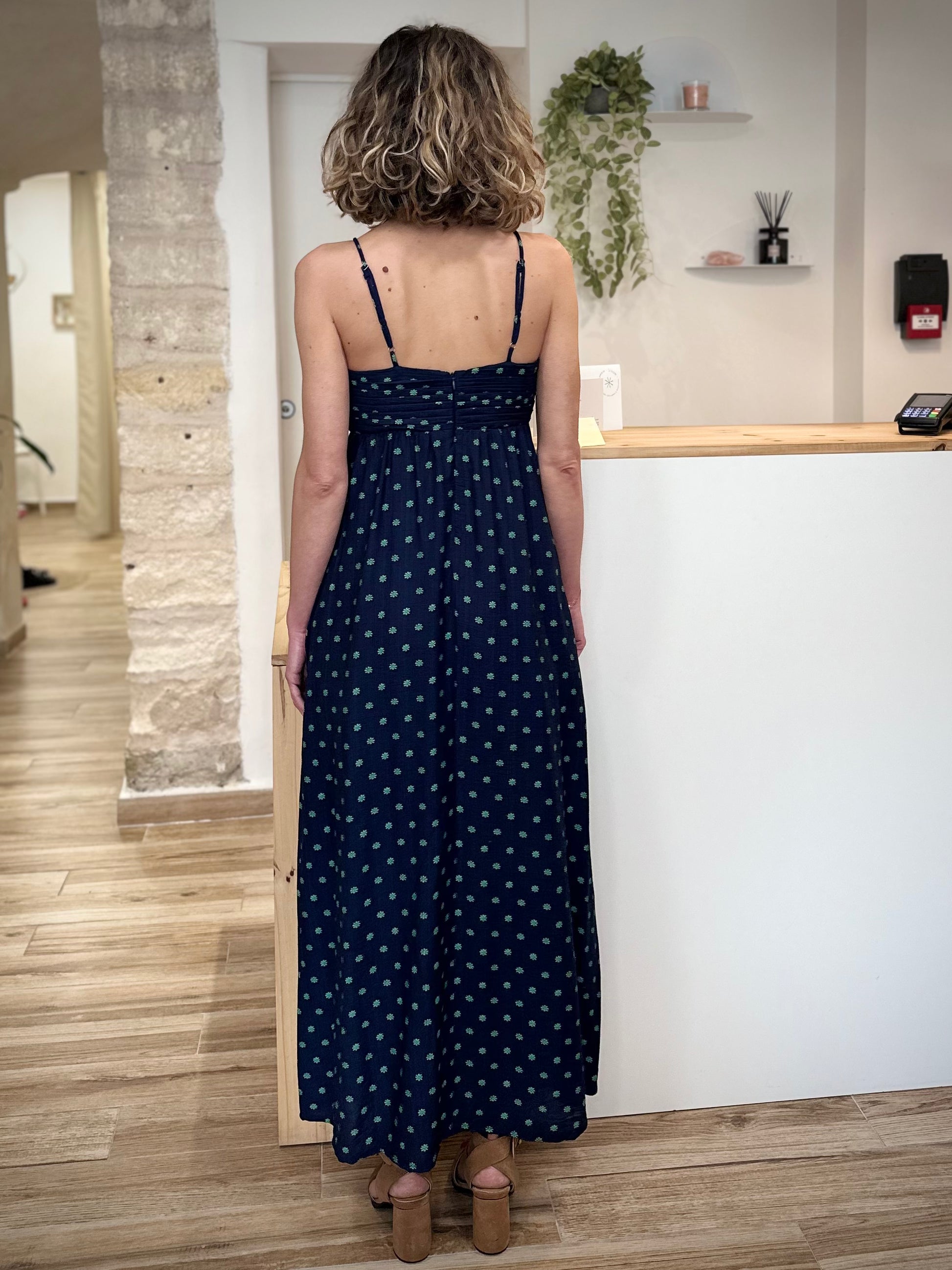 Robe longue élégante femme look estival moderne de dos