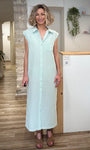 Femme portant une robe chemise rayée verte en coton