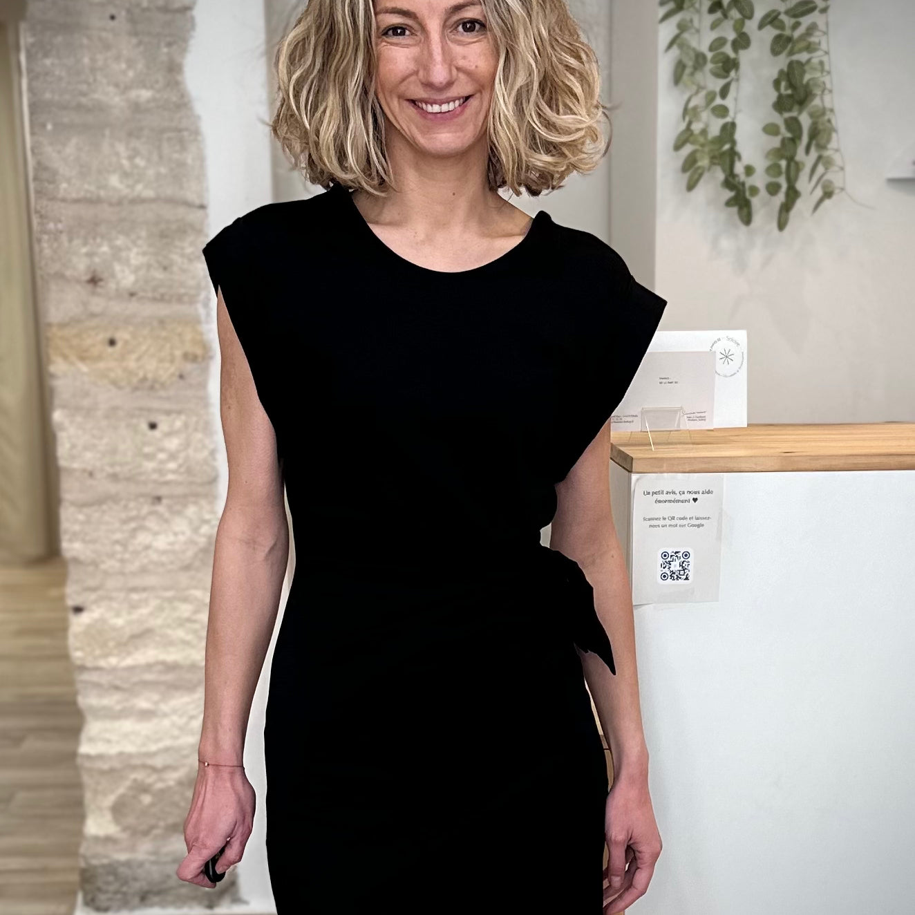 Femme portant robe noire courte ajustée 
