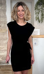 Femme portant robe noire courte ajustée 