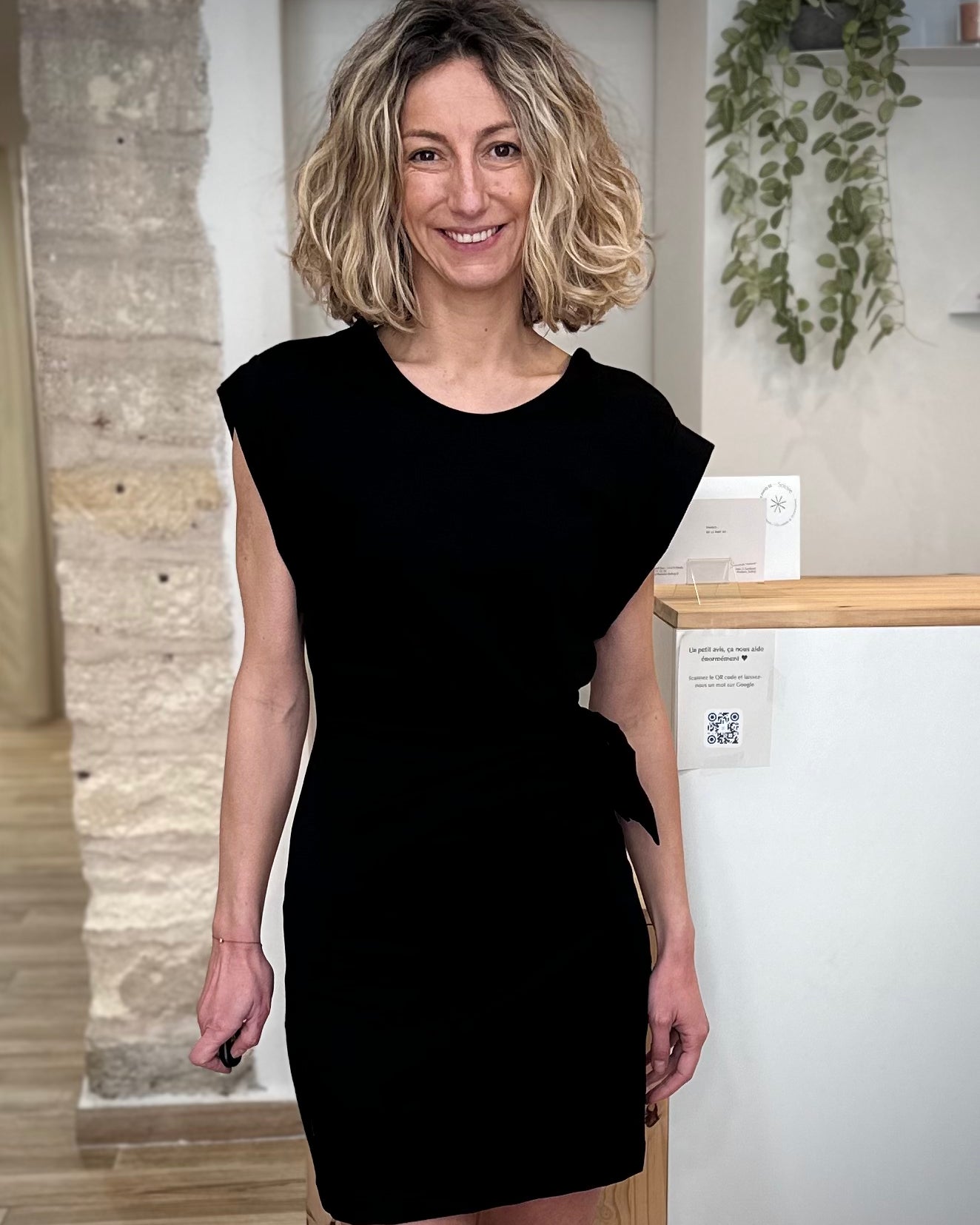 Femme portant robe noire courte ajustée 