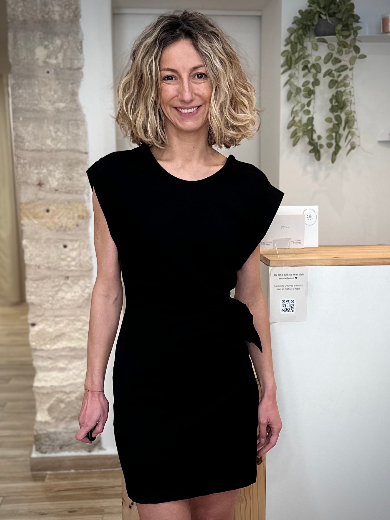 Femme portant robe noire courte ajustée 