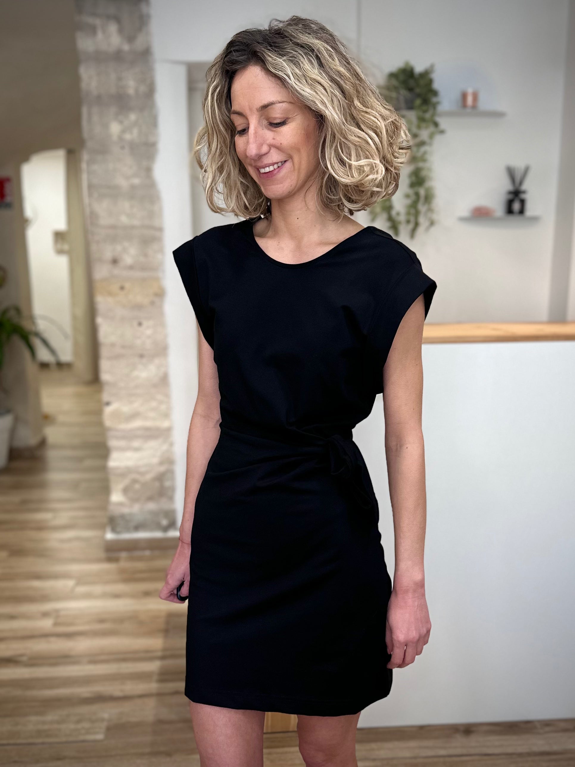 Robe noire femme drapée côté 