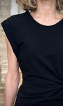 Détail manches revers robe noire 