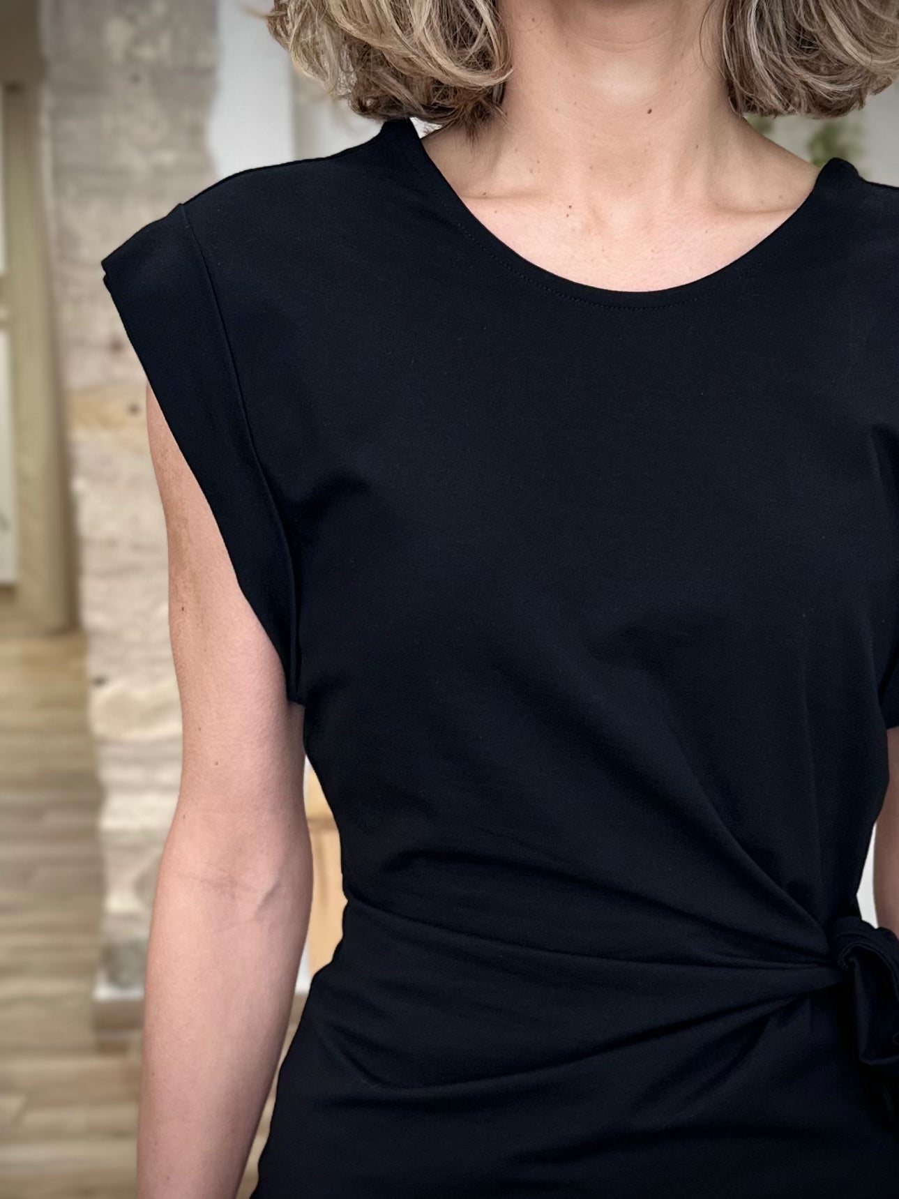 Détail manches revers robe noire 