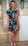 Femme portant robe chemise imprimée noir et motifs colorés 