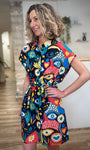 Femme en robe noire imprimée style artistique 