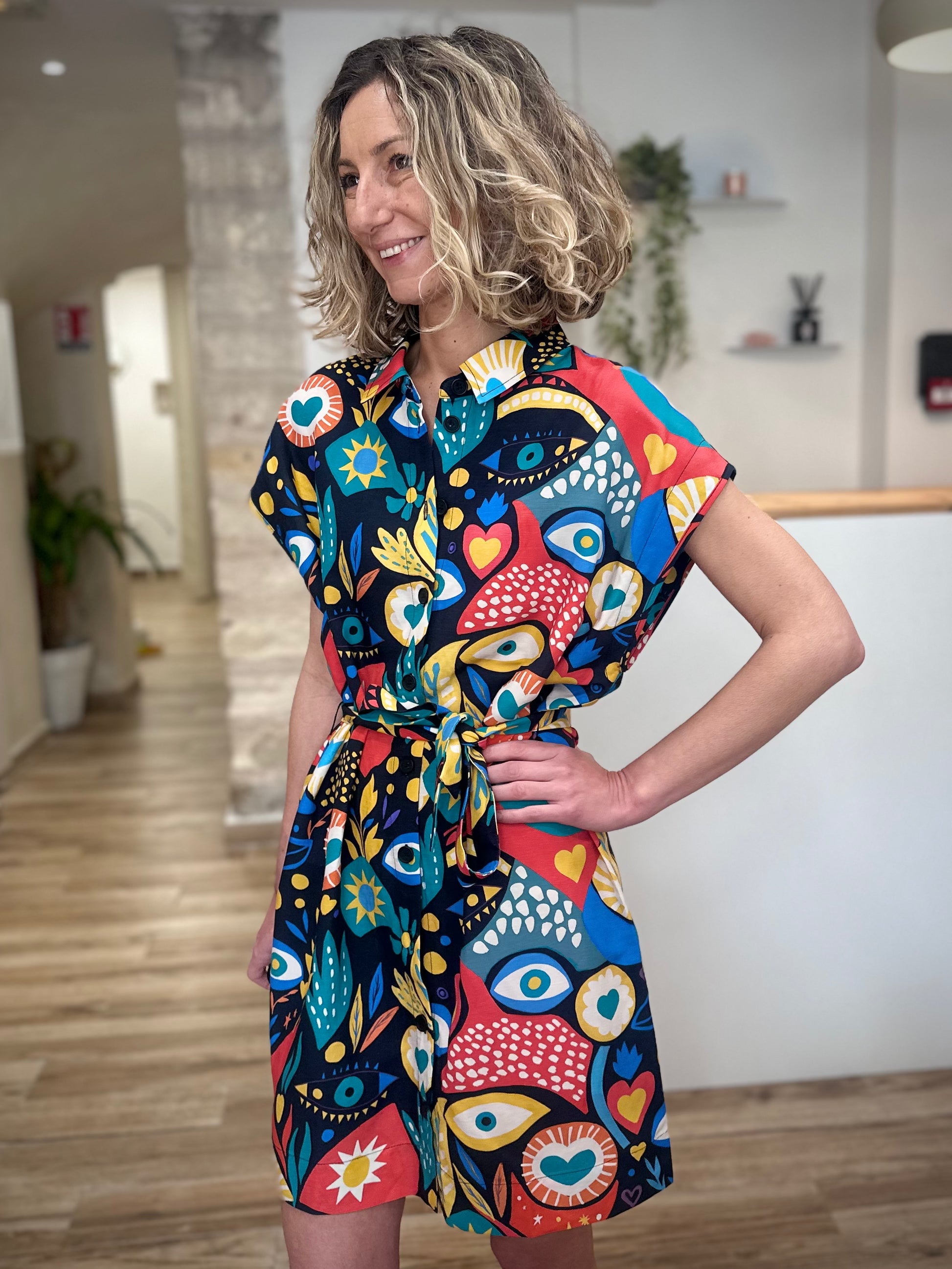 Femme en robe noire imprimée style artistique 