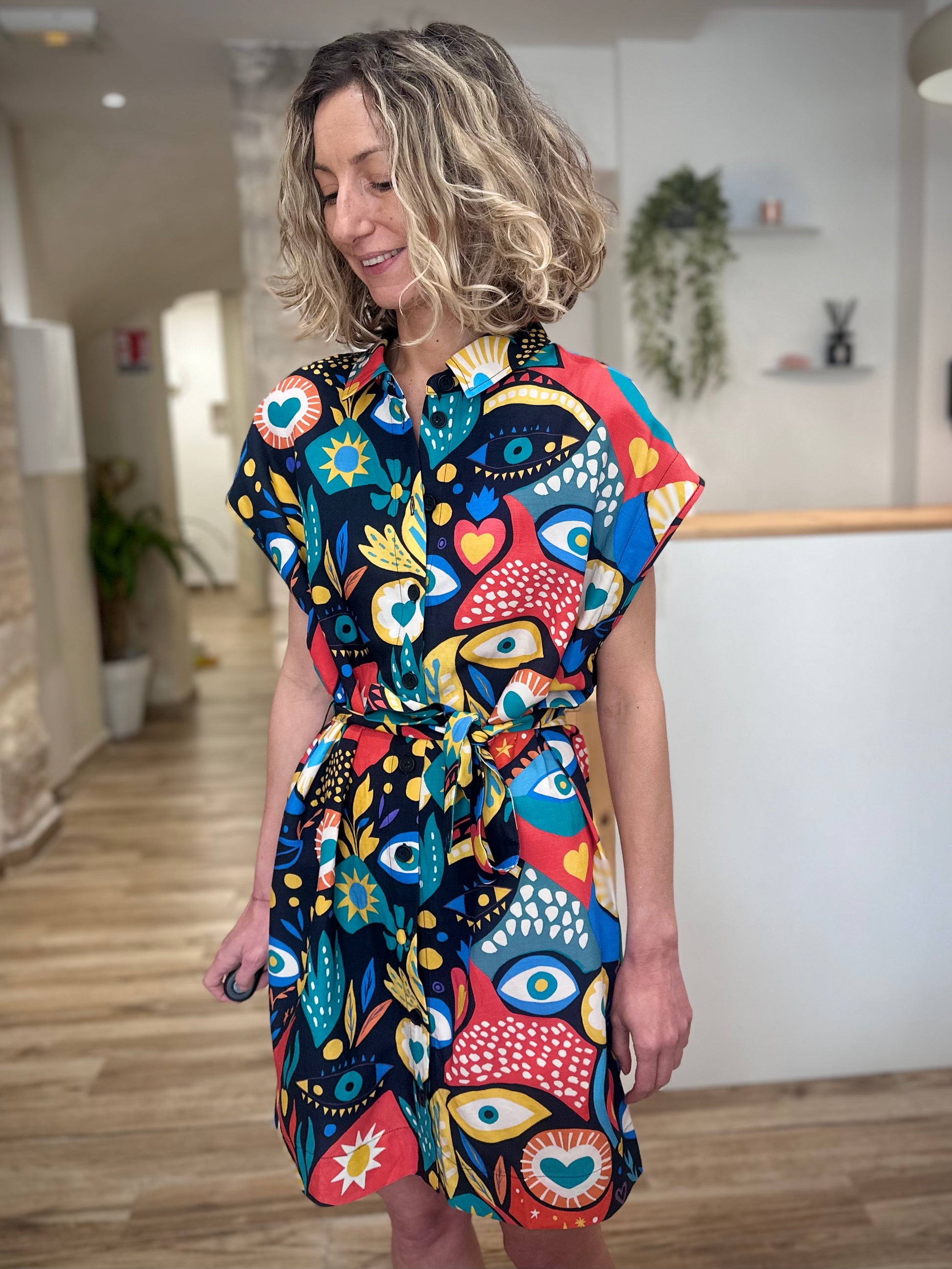 Robe graphique femme fond noir motifs colorés 