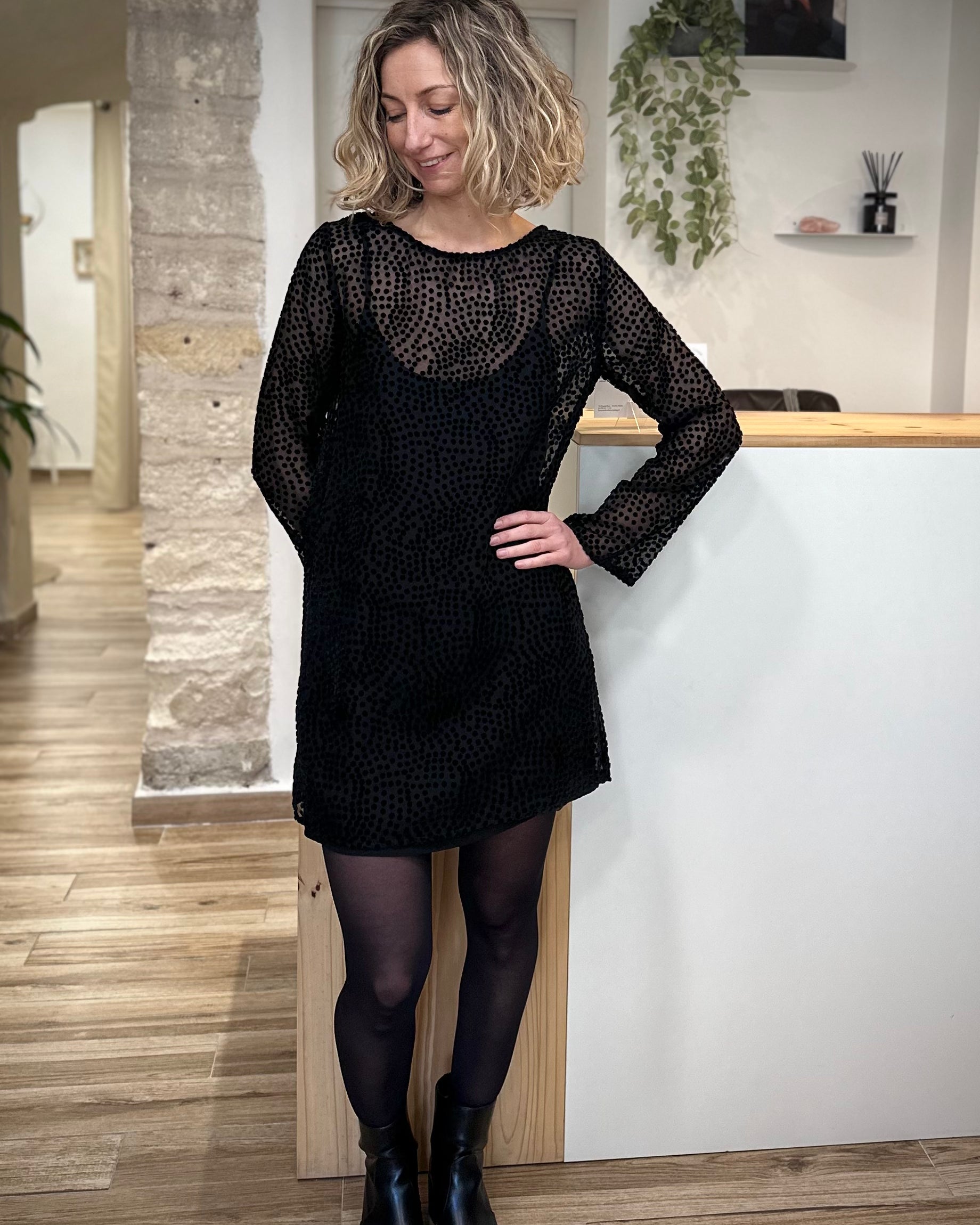 Robe Riska noire à manches longues et col bateau