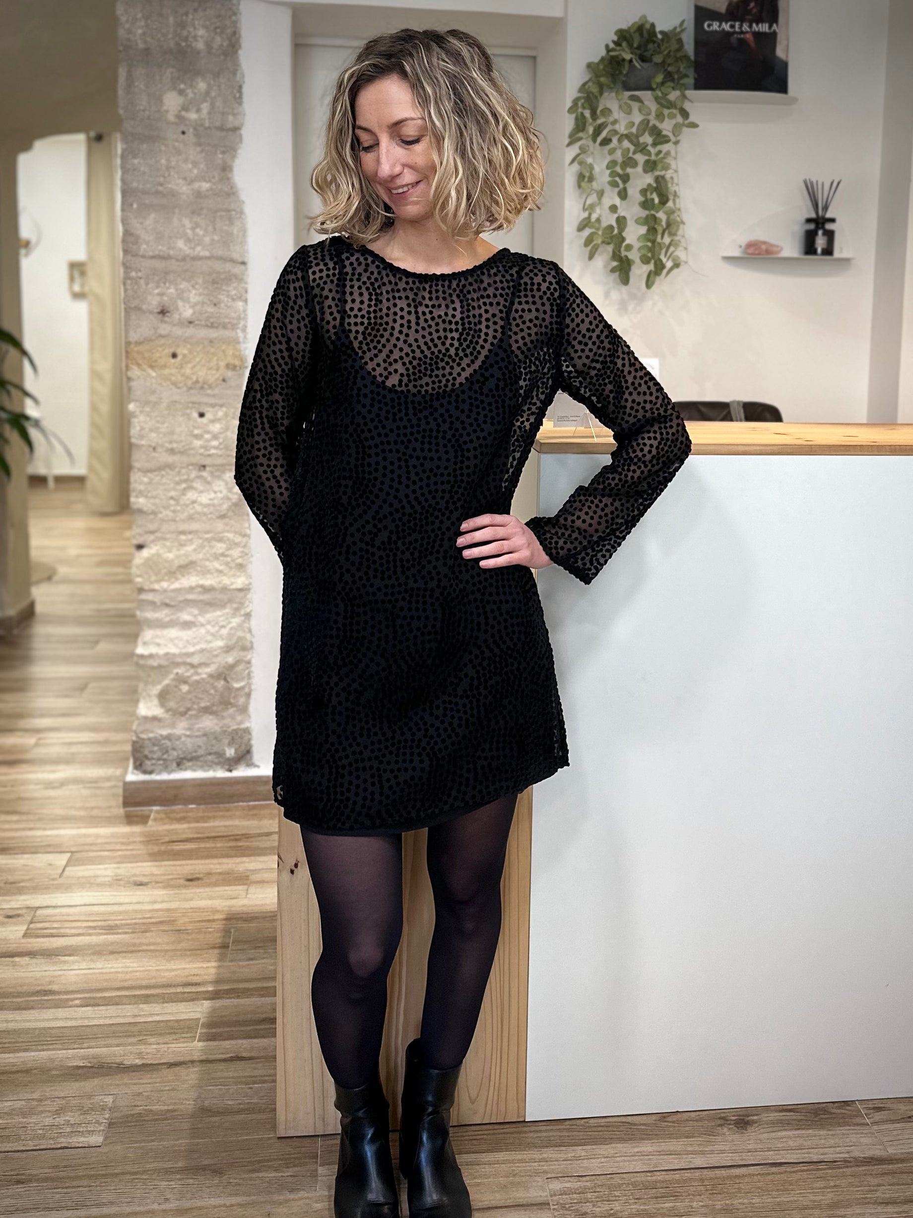 Robe Riska noire à manches longues et col bateau