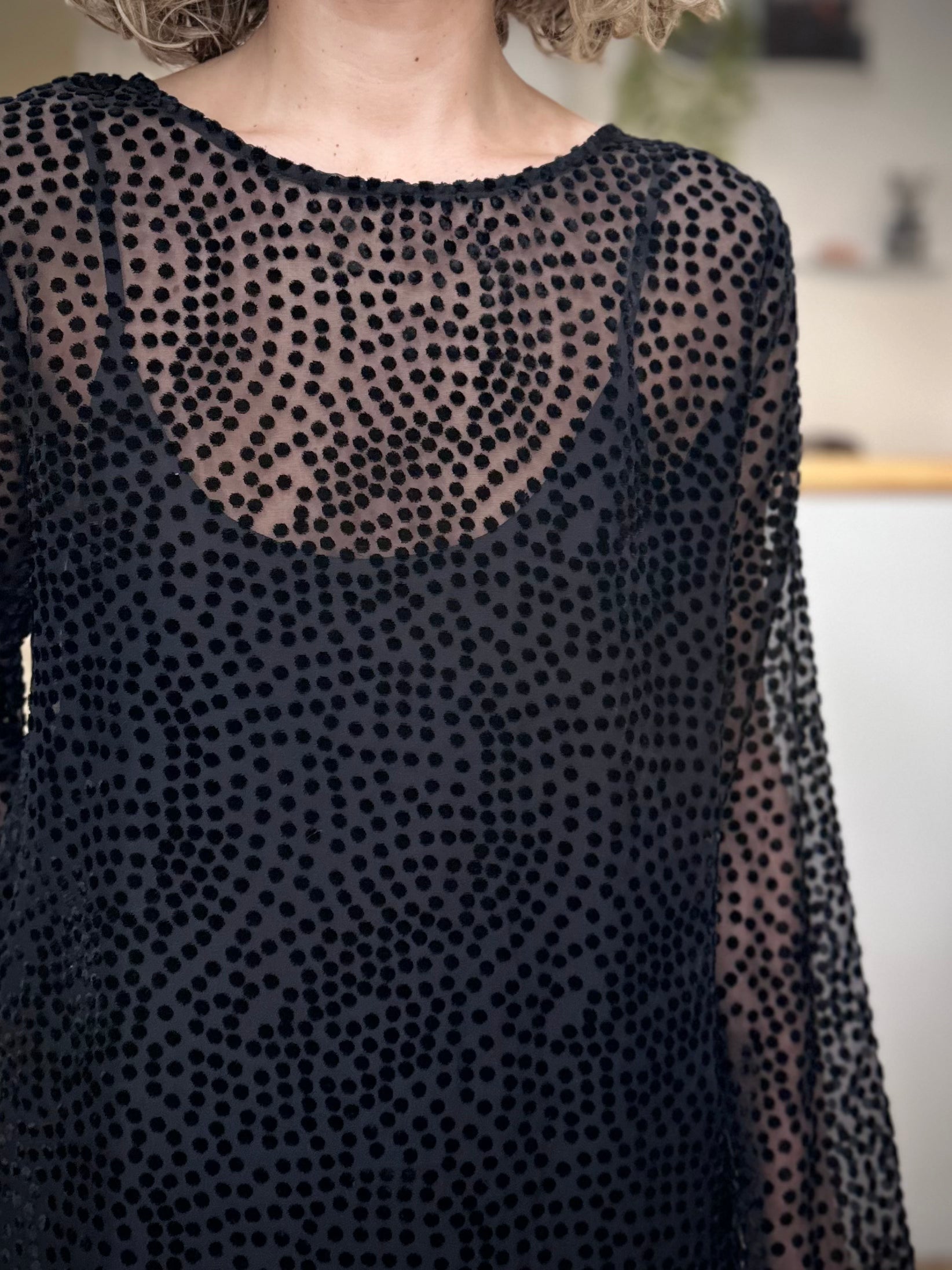 Zoom sur le plumetis velours de la robe noire