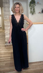 Femme portant une robe longue noire fluide en coton 