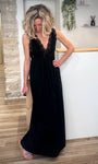 Femme en robe longue noire élégante estivale 