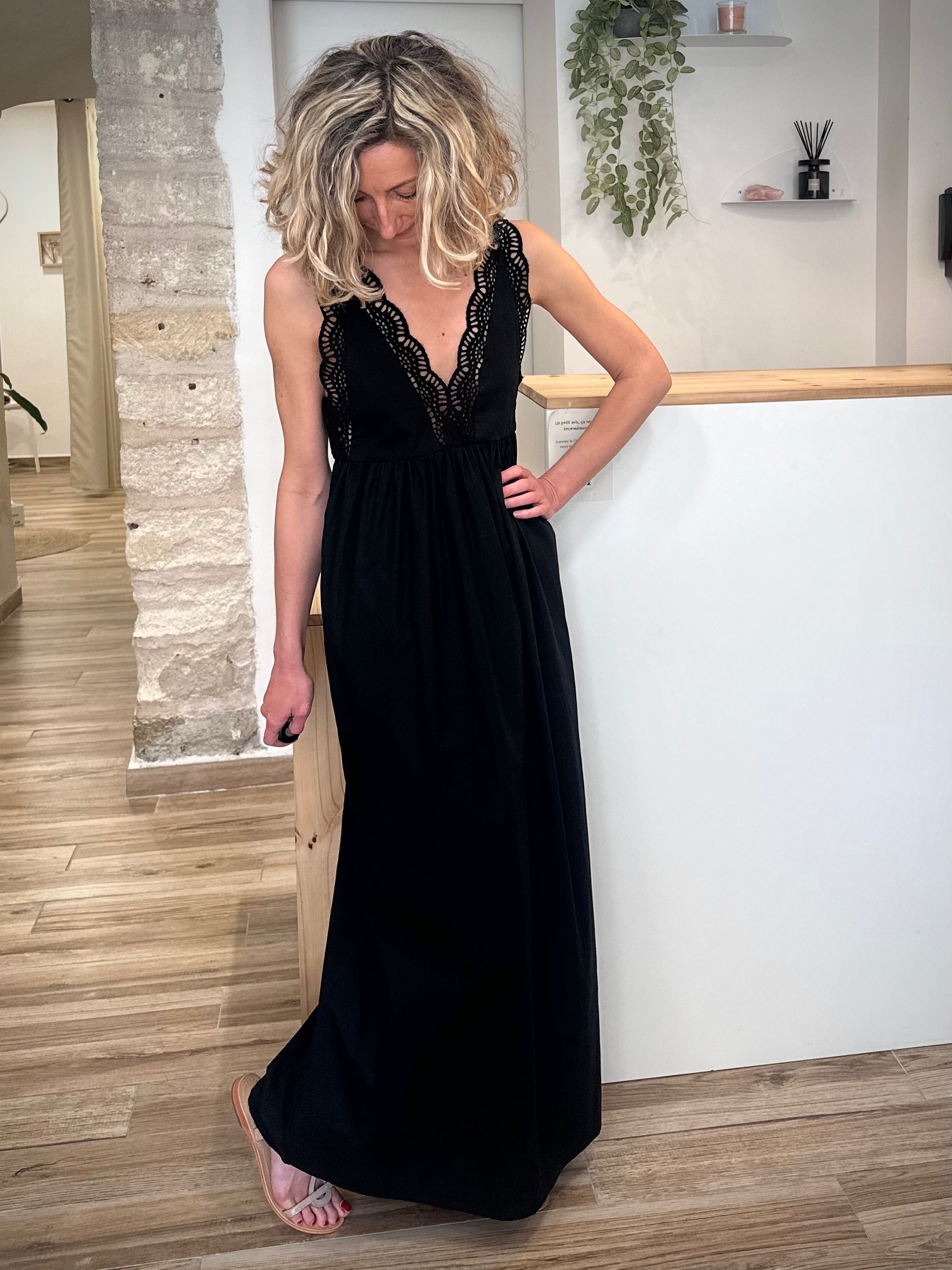 Femme en robe longue noire élégante estivale 