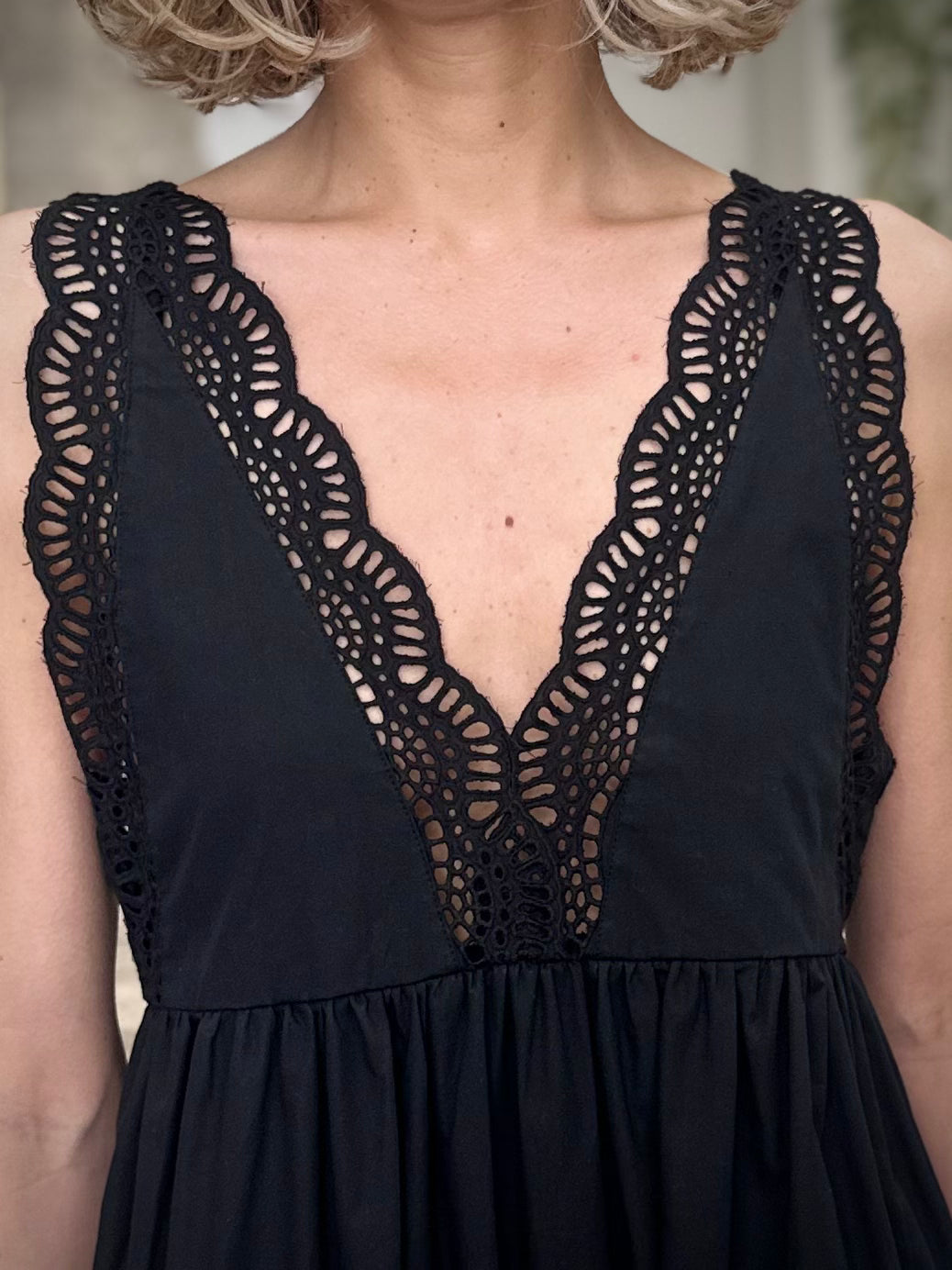 Détail dentelle décolleté robe RIVANA 