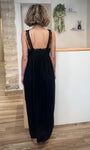 Femme portant une robe noire dos ouvert 