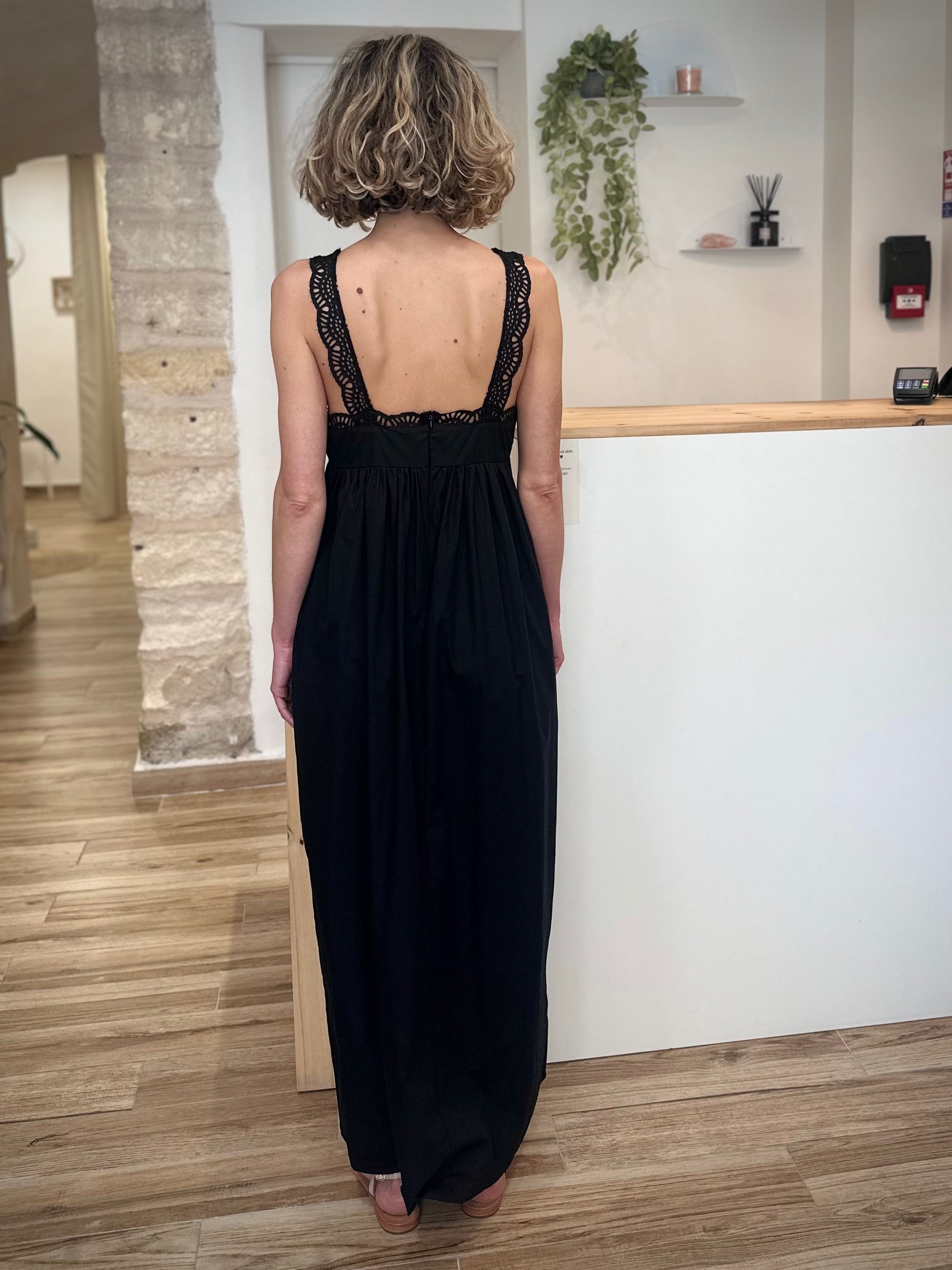 Femme portant une robe noire dos ouvert 