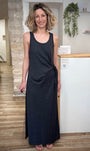 Femme portant robe longue grise ajustée 