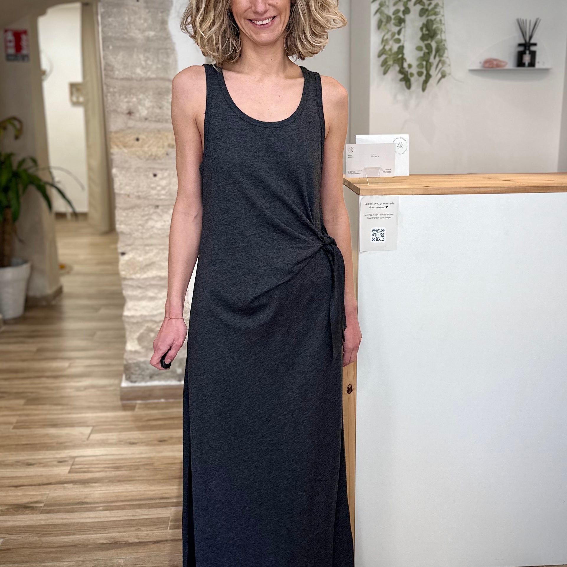 Femme portant robe longue grise ajustée 