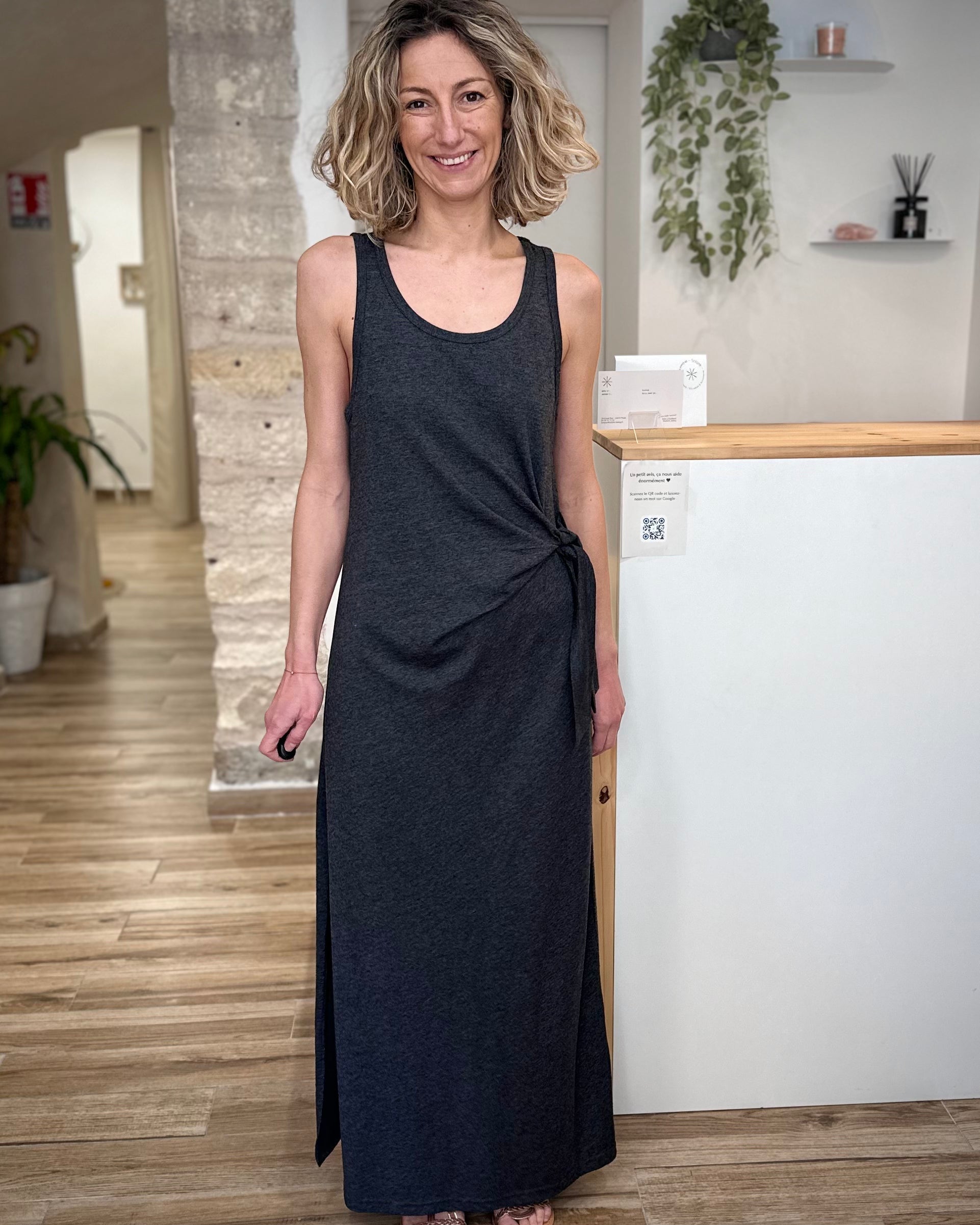 Femme portant robe longue grise ajustée 