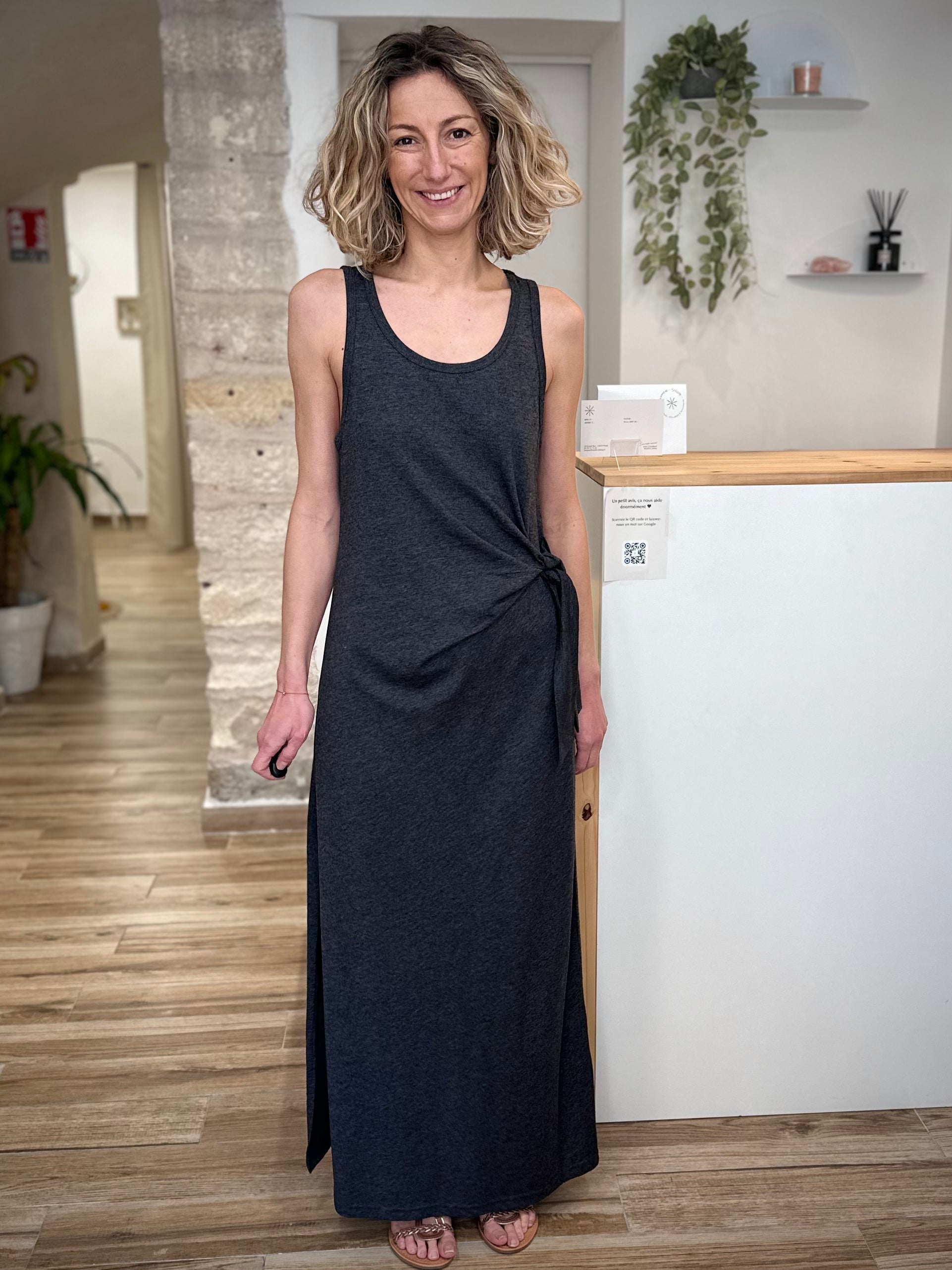 Femme portant robe longue grise ajustée 