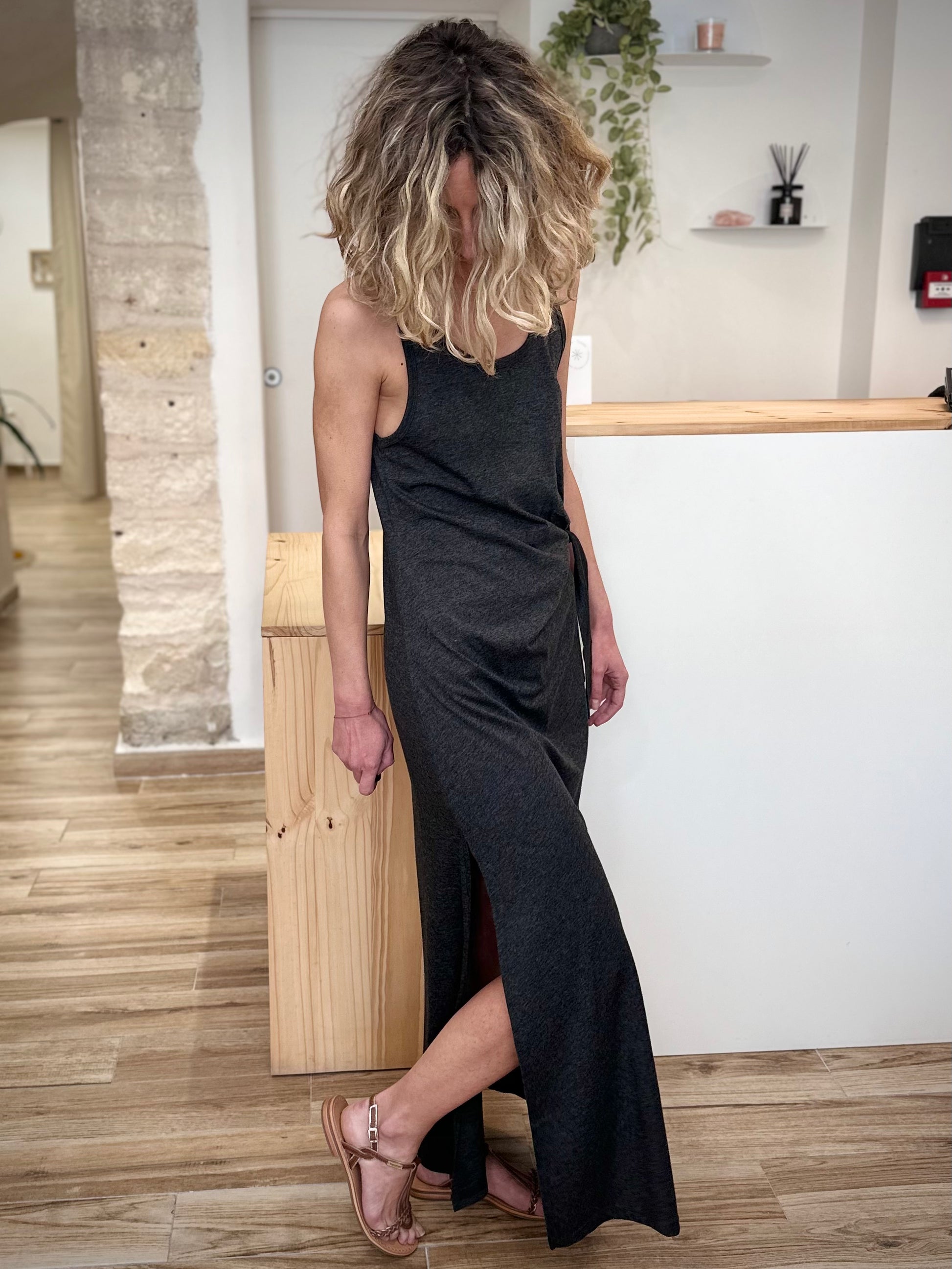 Robe grise femme fente jambe élégante 