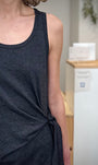 Zoom sur le noeud à la taille robe Rivia grise