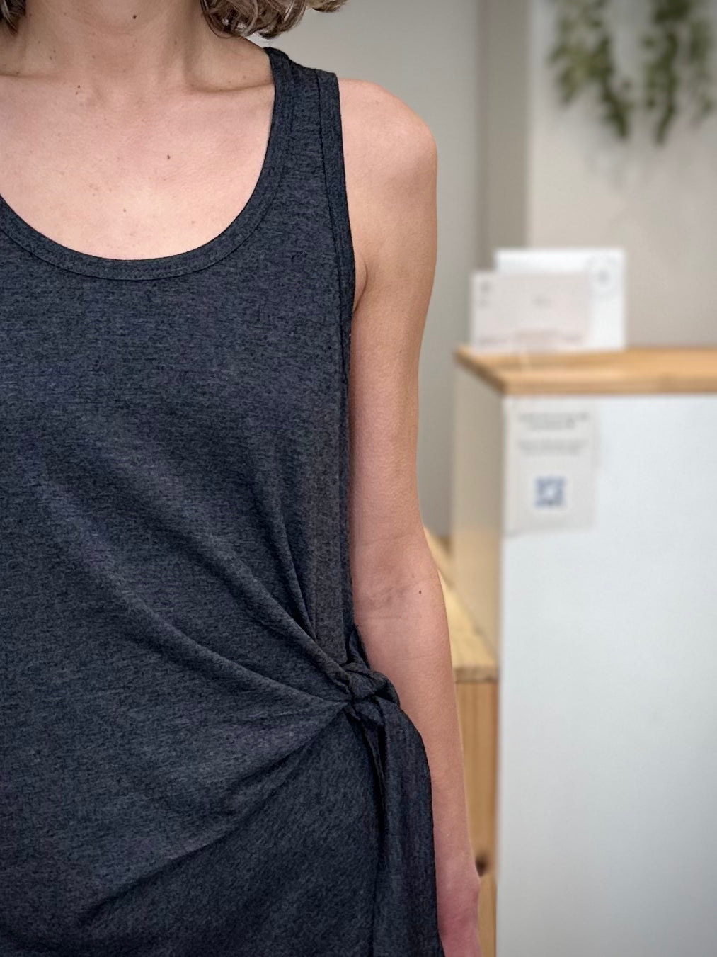 Zoom sur le noeud à la taille robe Rivia grise