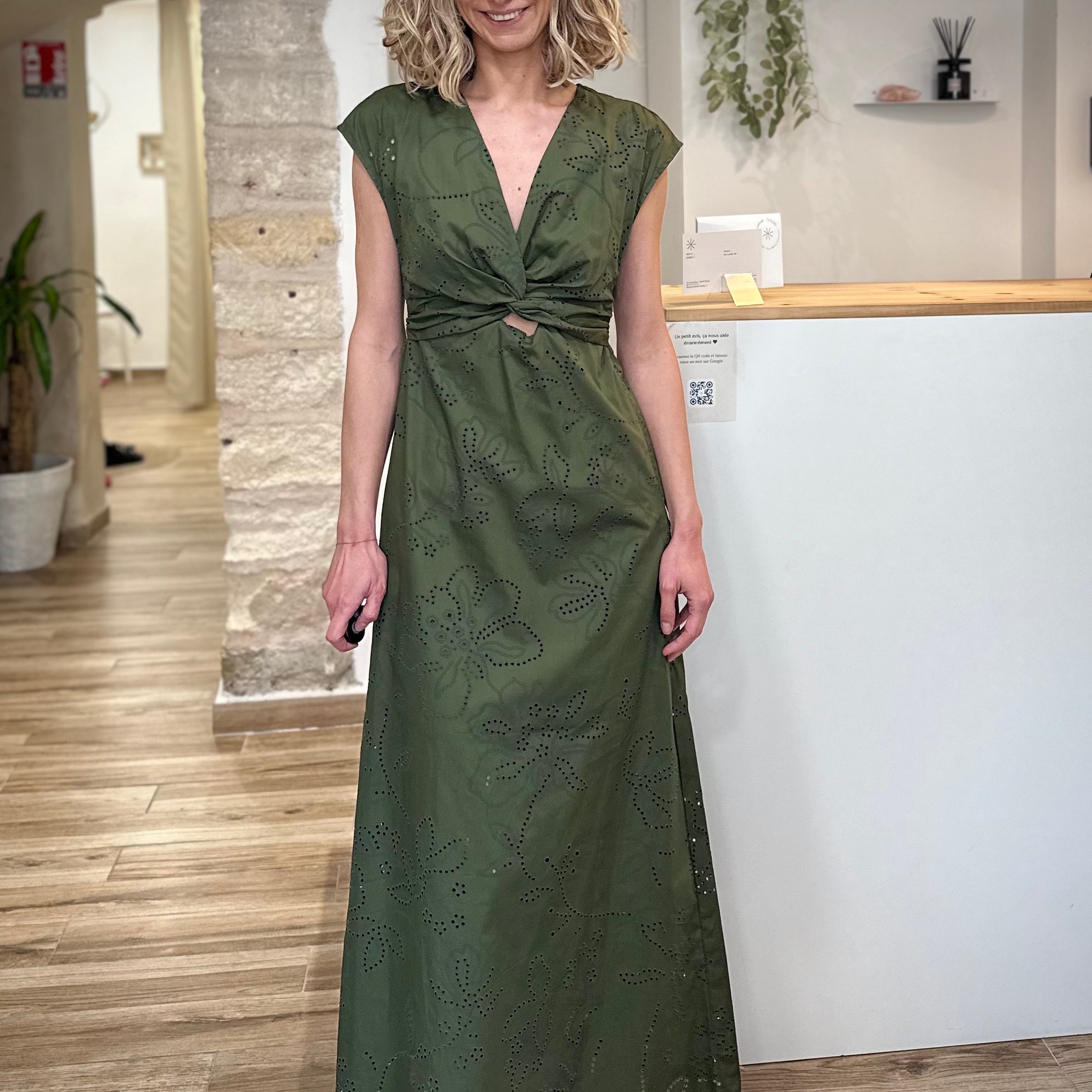 Femme portant robe longue kaki brodée en coton 