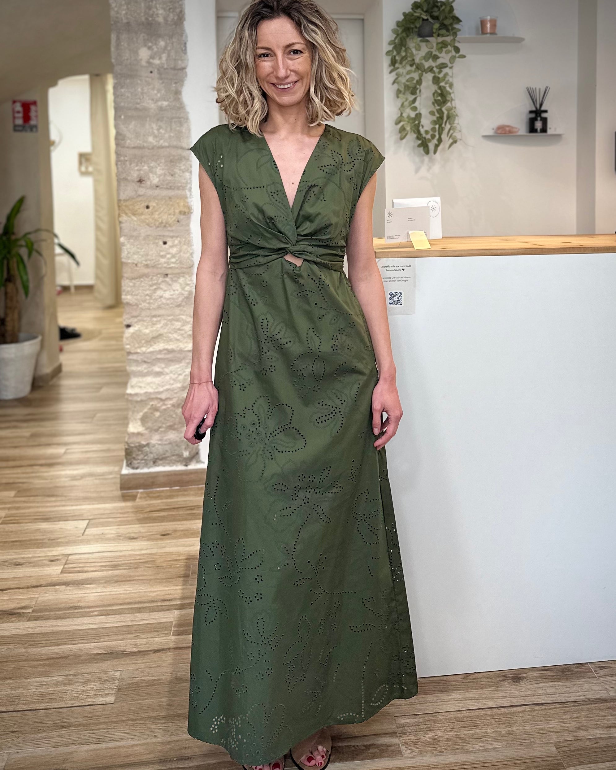 Femme portant robe longue kaki brodée en coton 
