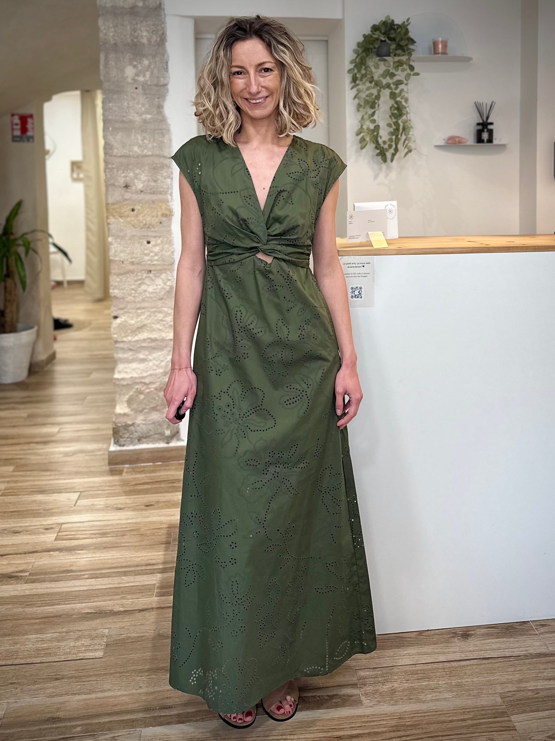 Femme portant robe longue kaki brodée en coton 