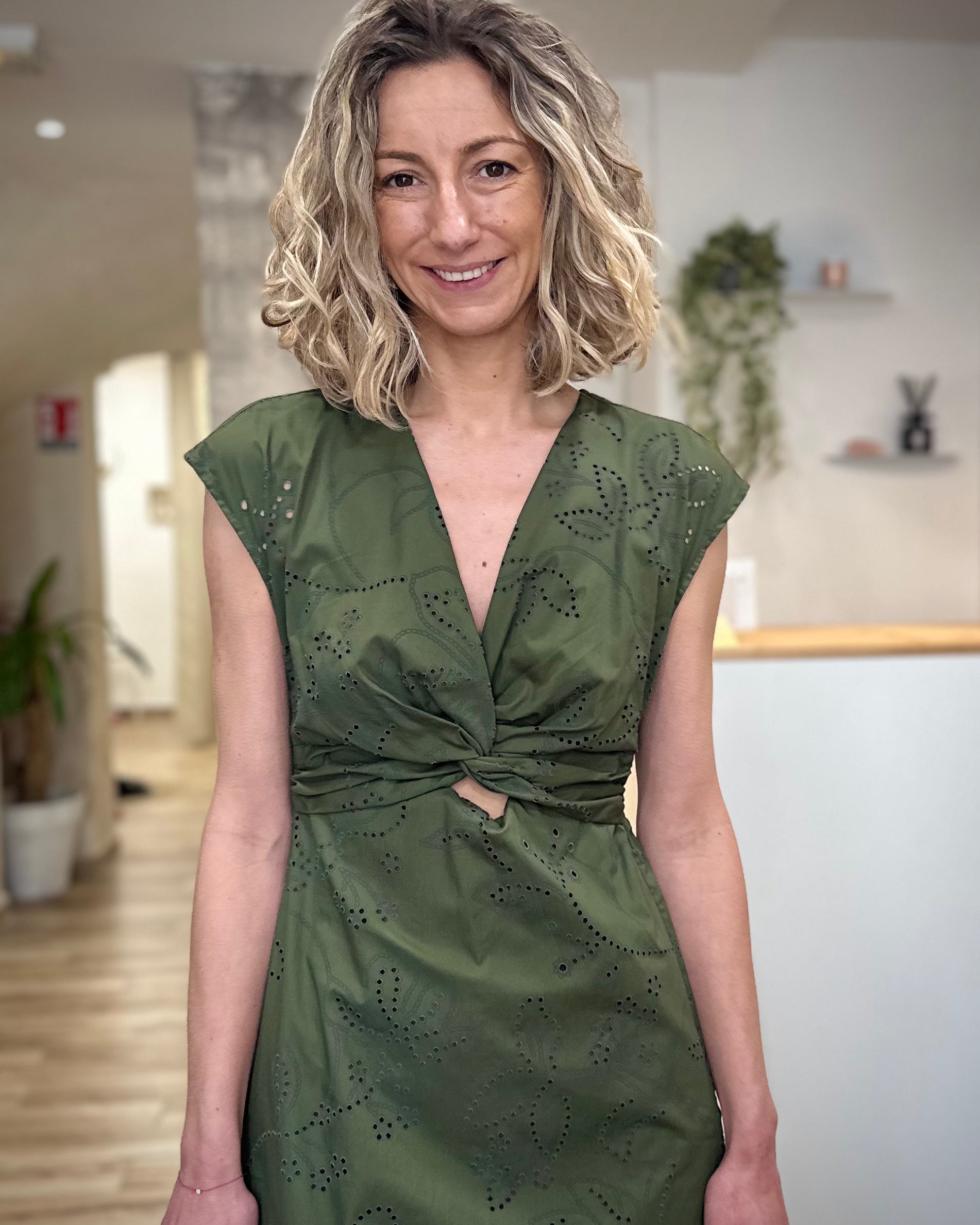 Robe kaki femme avec broderies florales ajourées 