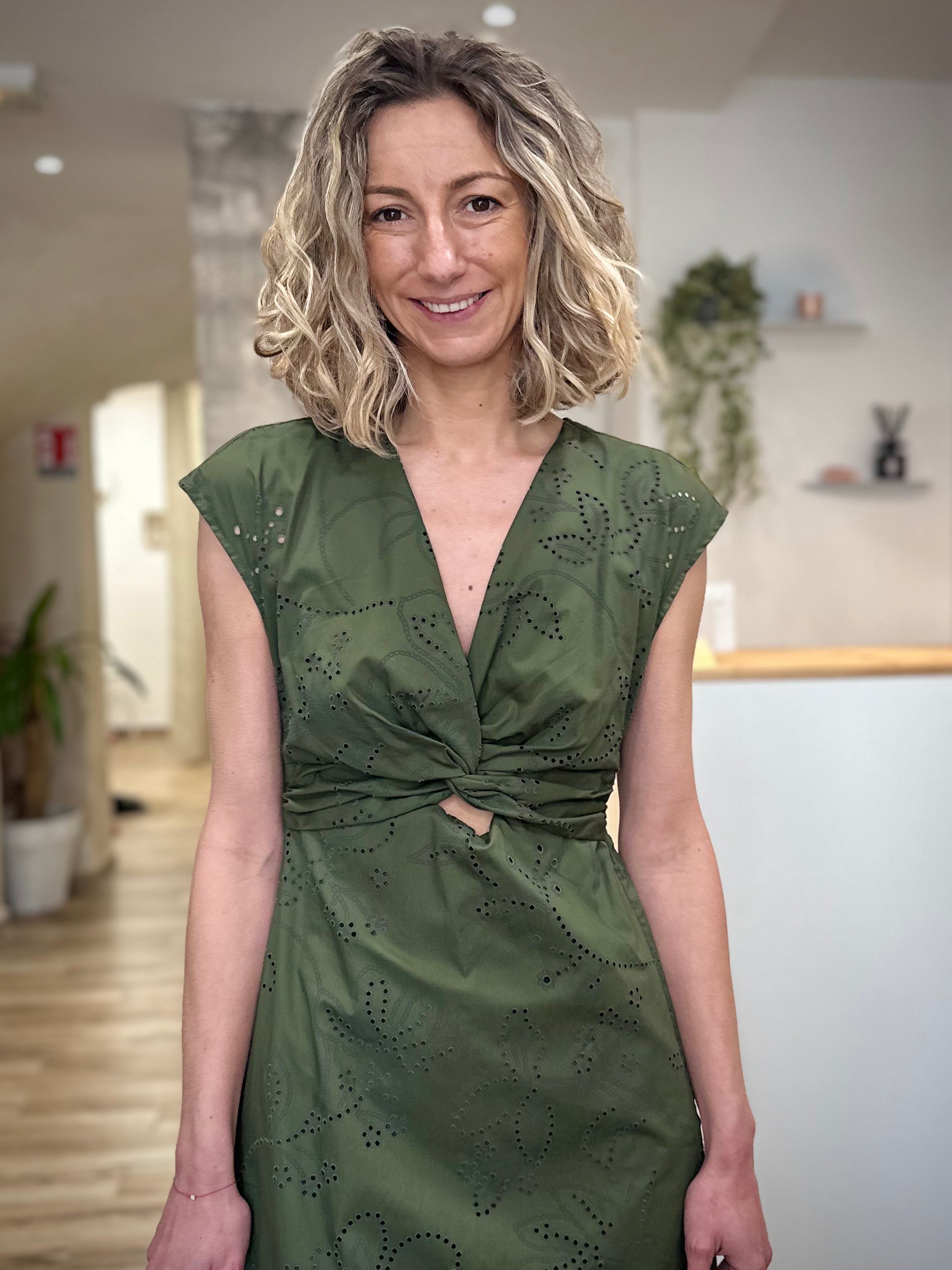 Robe kaki femme avec broderies florales ajourées 