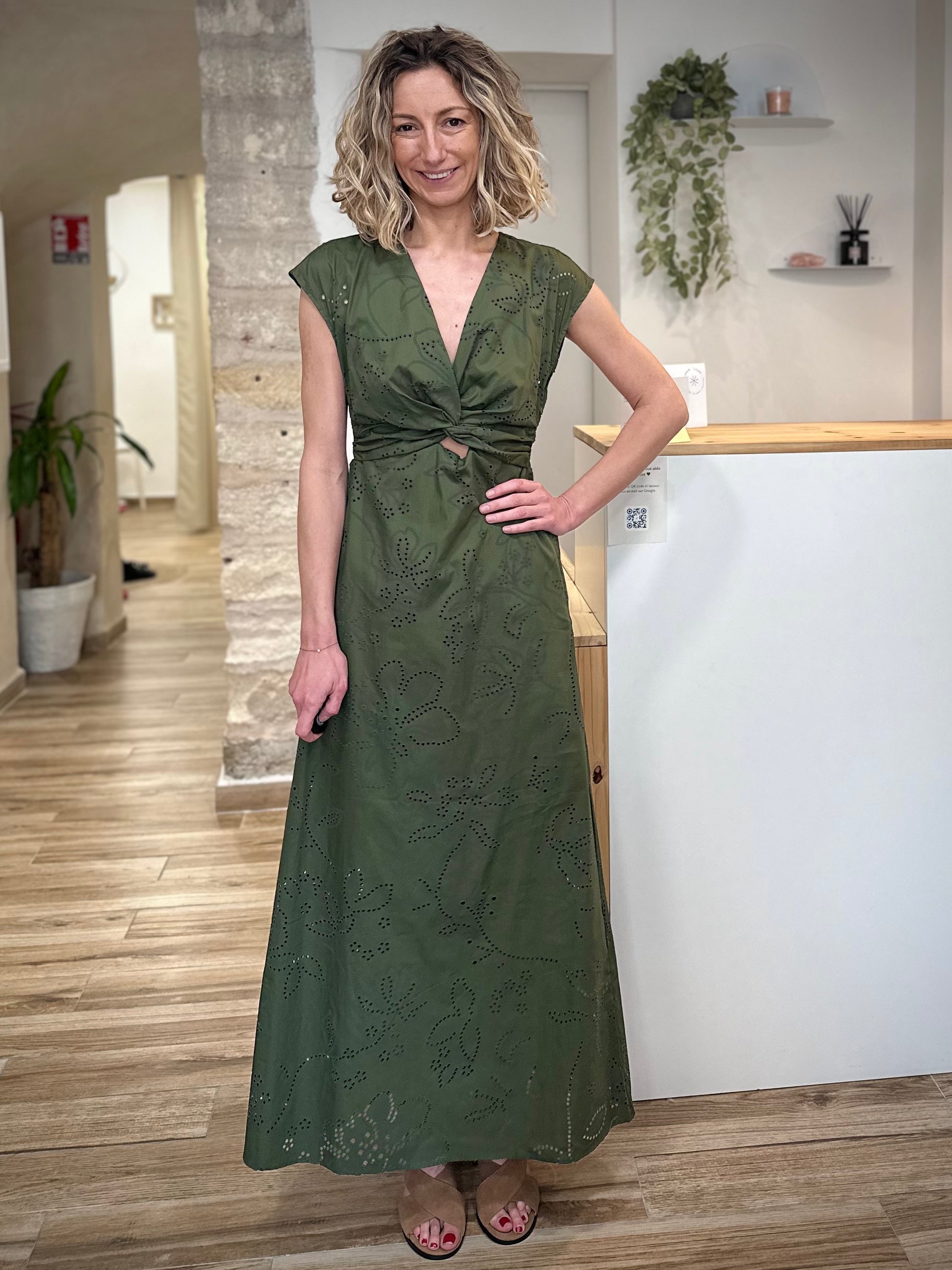 Tenue estivale femme robe longue kaki élégante 