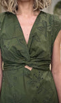 Détail décolleté torsadé robe femme été 