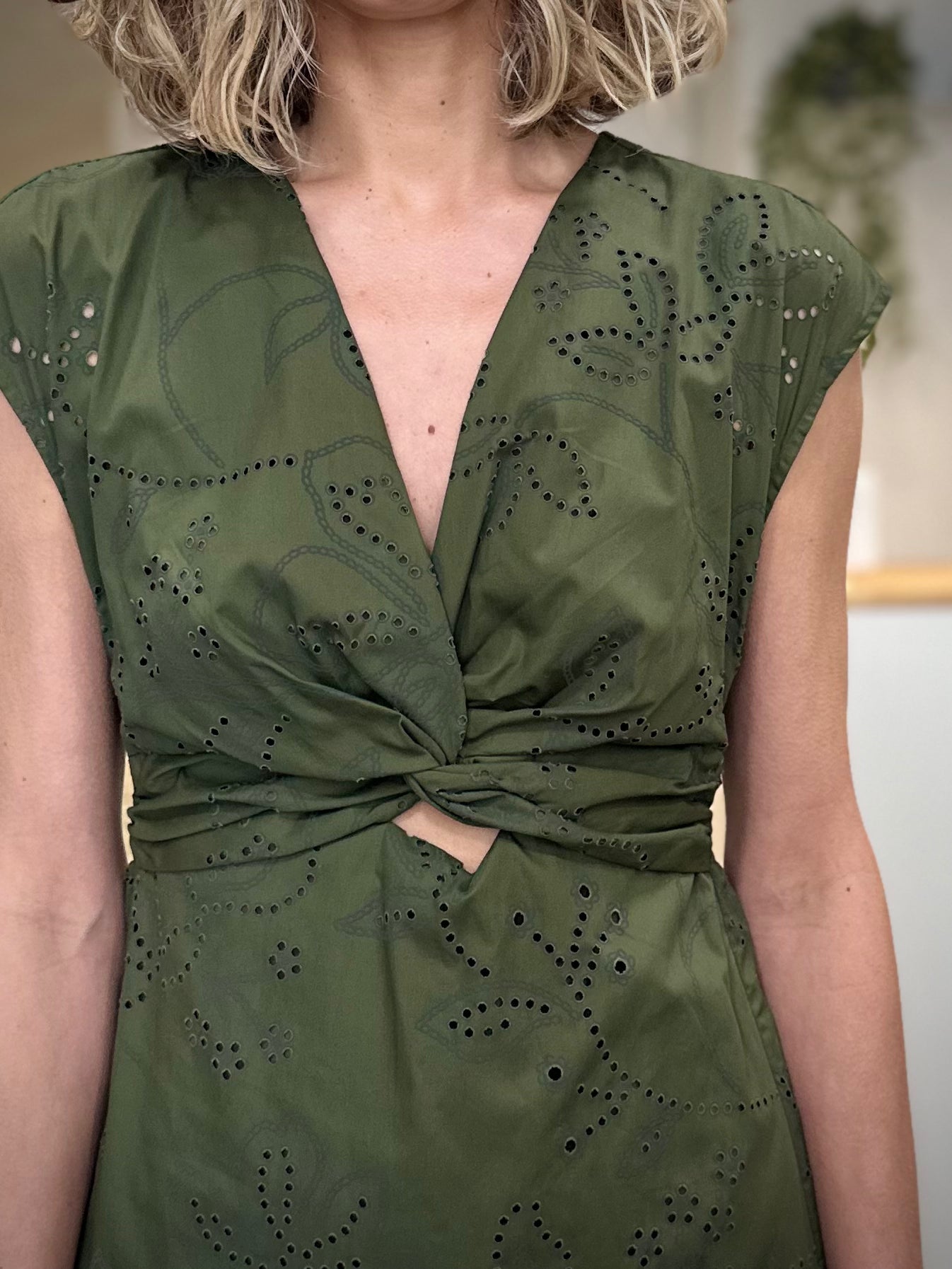 Détail décolleté torsadé robe femme été 