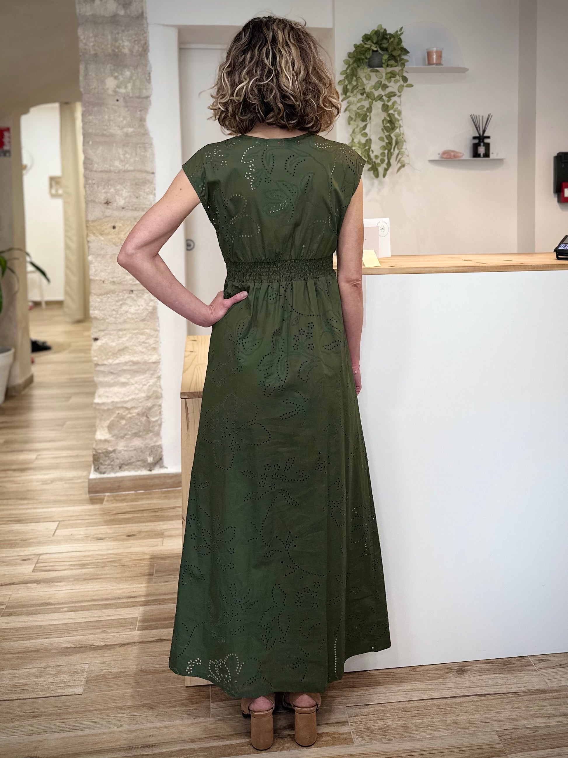 Robe brodée femme effet ajouré délicat de dos