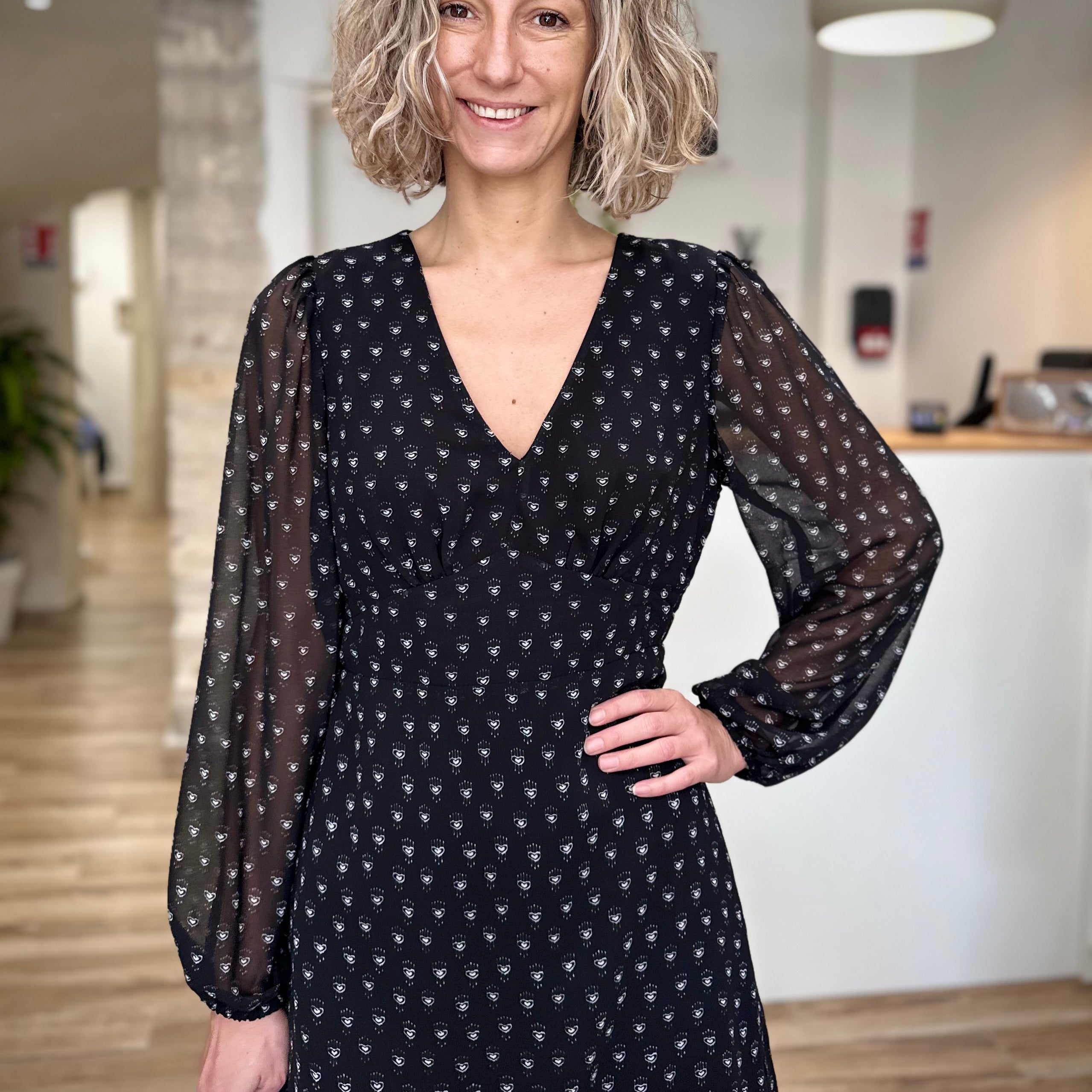 Femme portant une robe courte fluide imprimé cœur