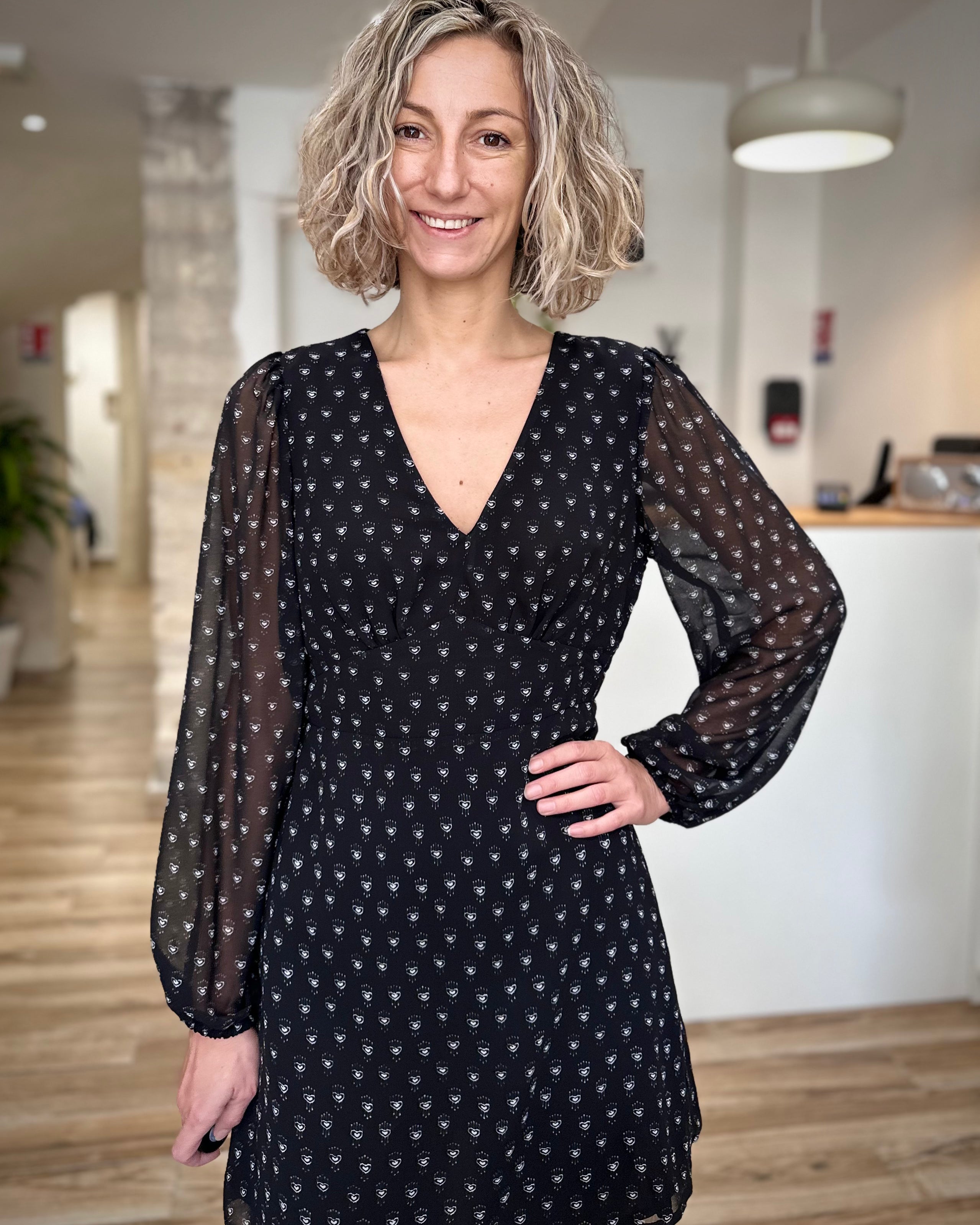 Femme portant une robe courte fluide imprimé cœur