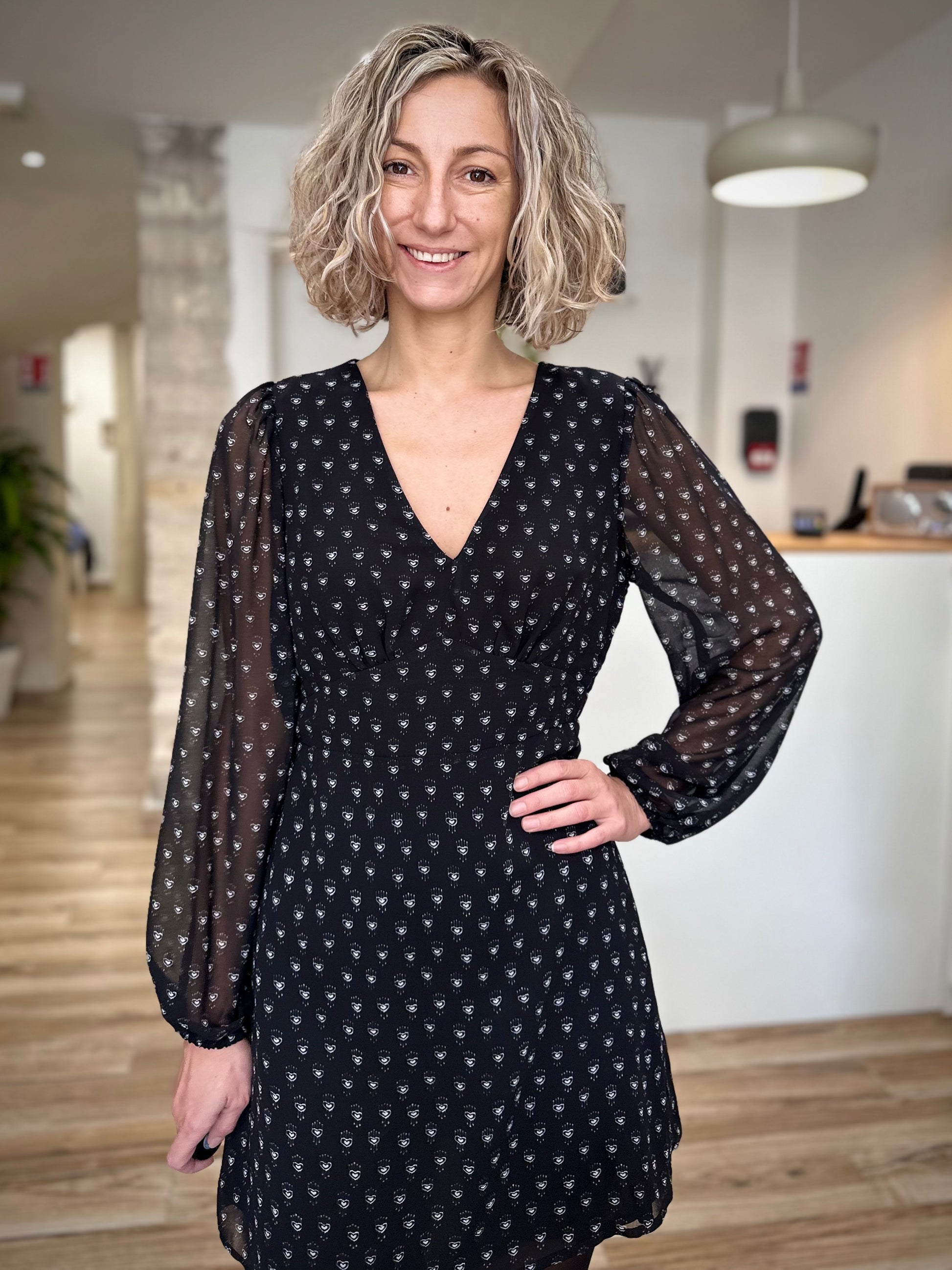 Femme portant une robe courte fluide imprimé cœur