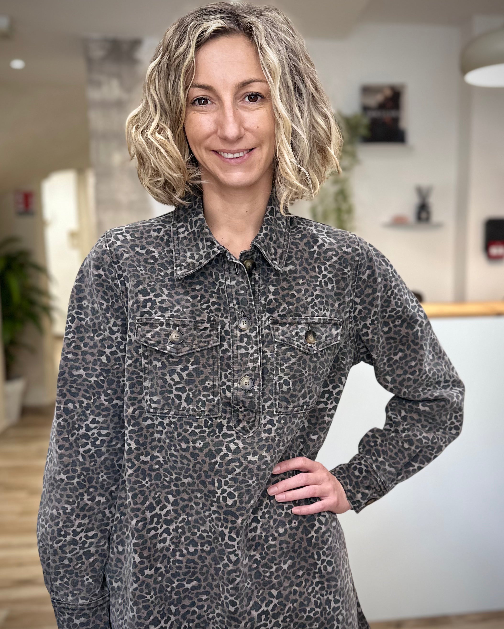 Robe léopard SALLY avec col chemise et manches longues