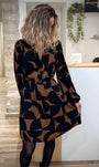 Robe géométrique chocolat noir fluide en mouvement