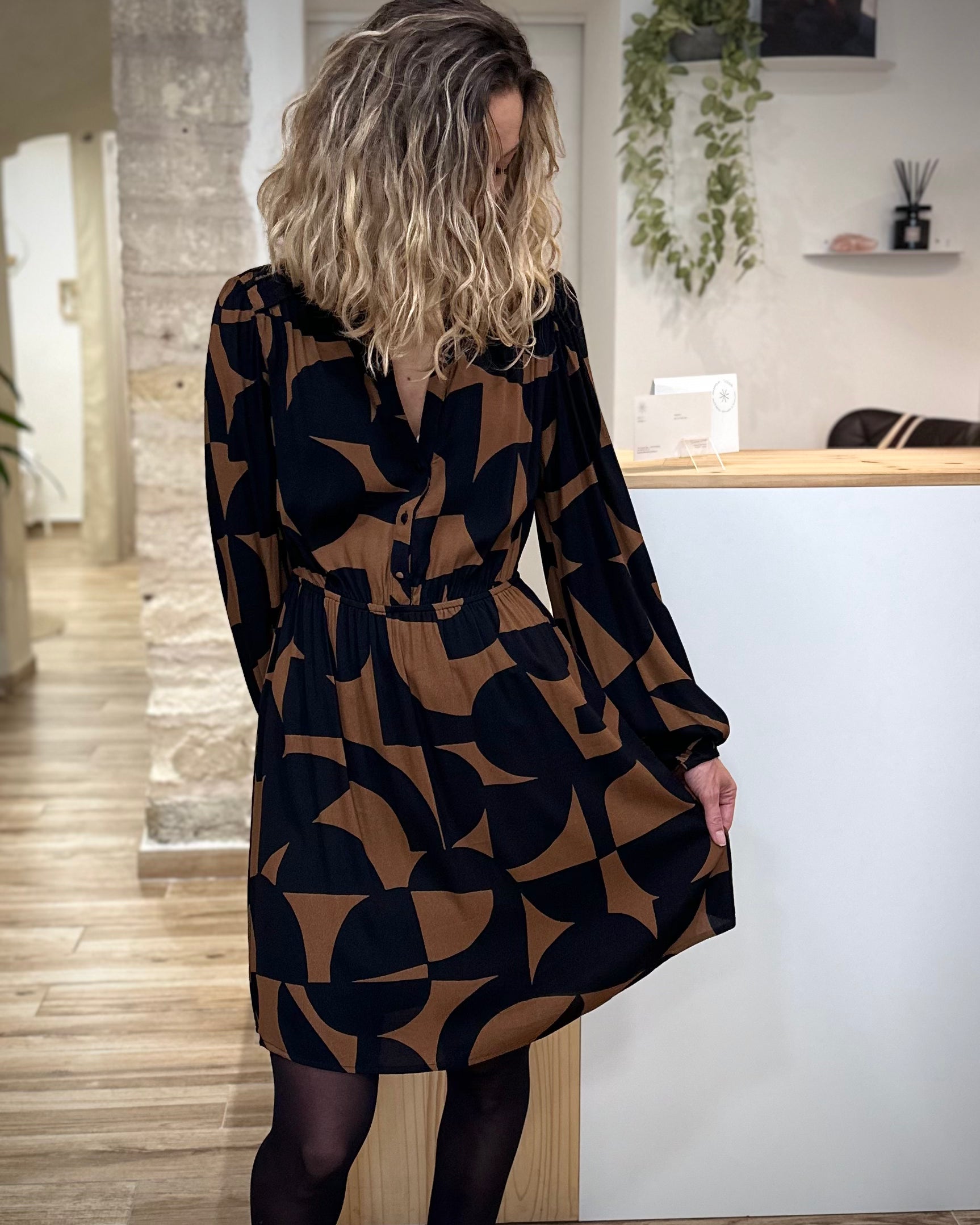 Robe géométrique chocolat noir fluide en mouvement