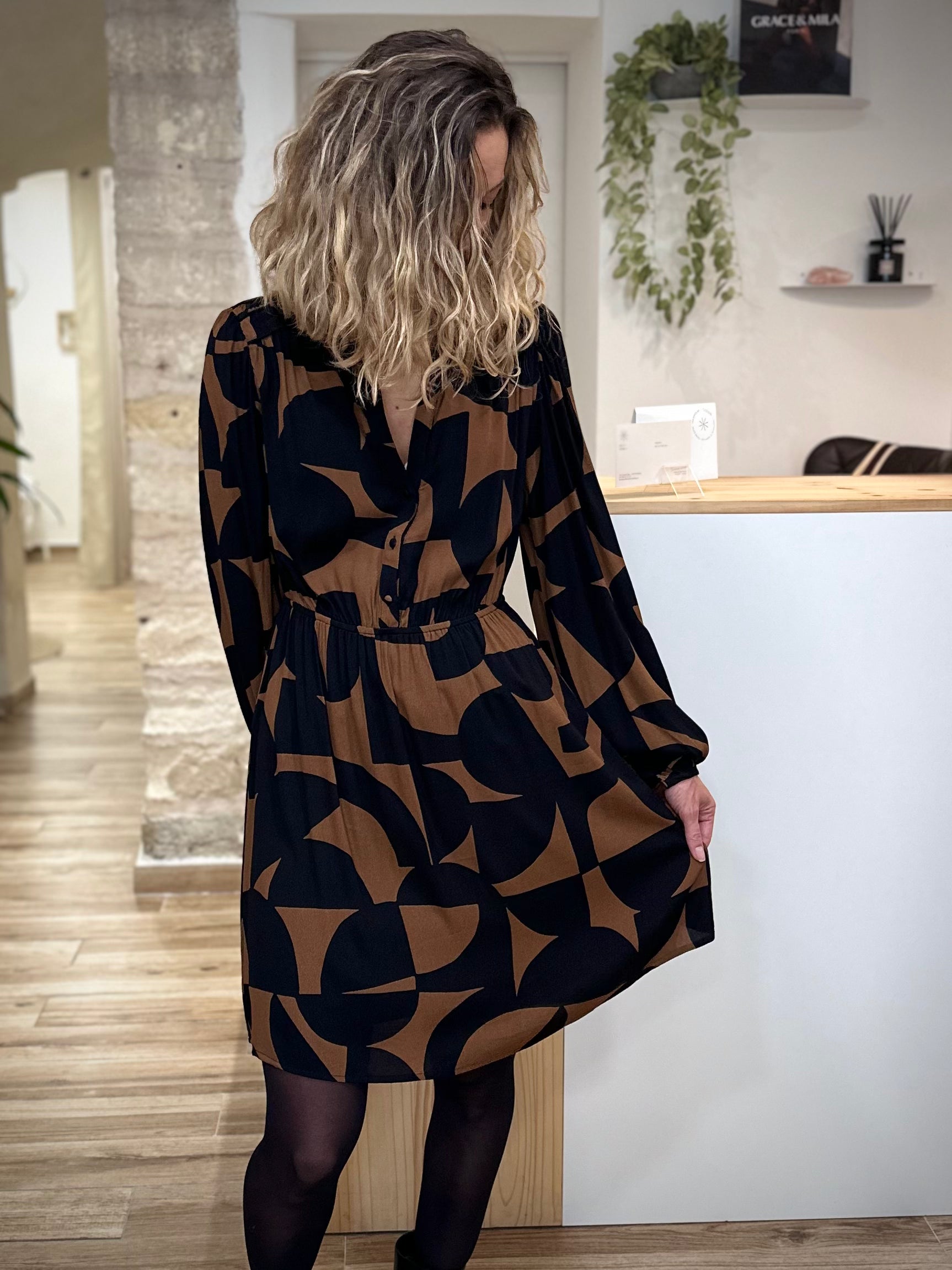 Robe géométrique chocolat noir fluide en mouvement