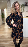 Silhouette féminine mise en valeur par robe SELIA casual chic