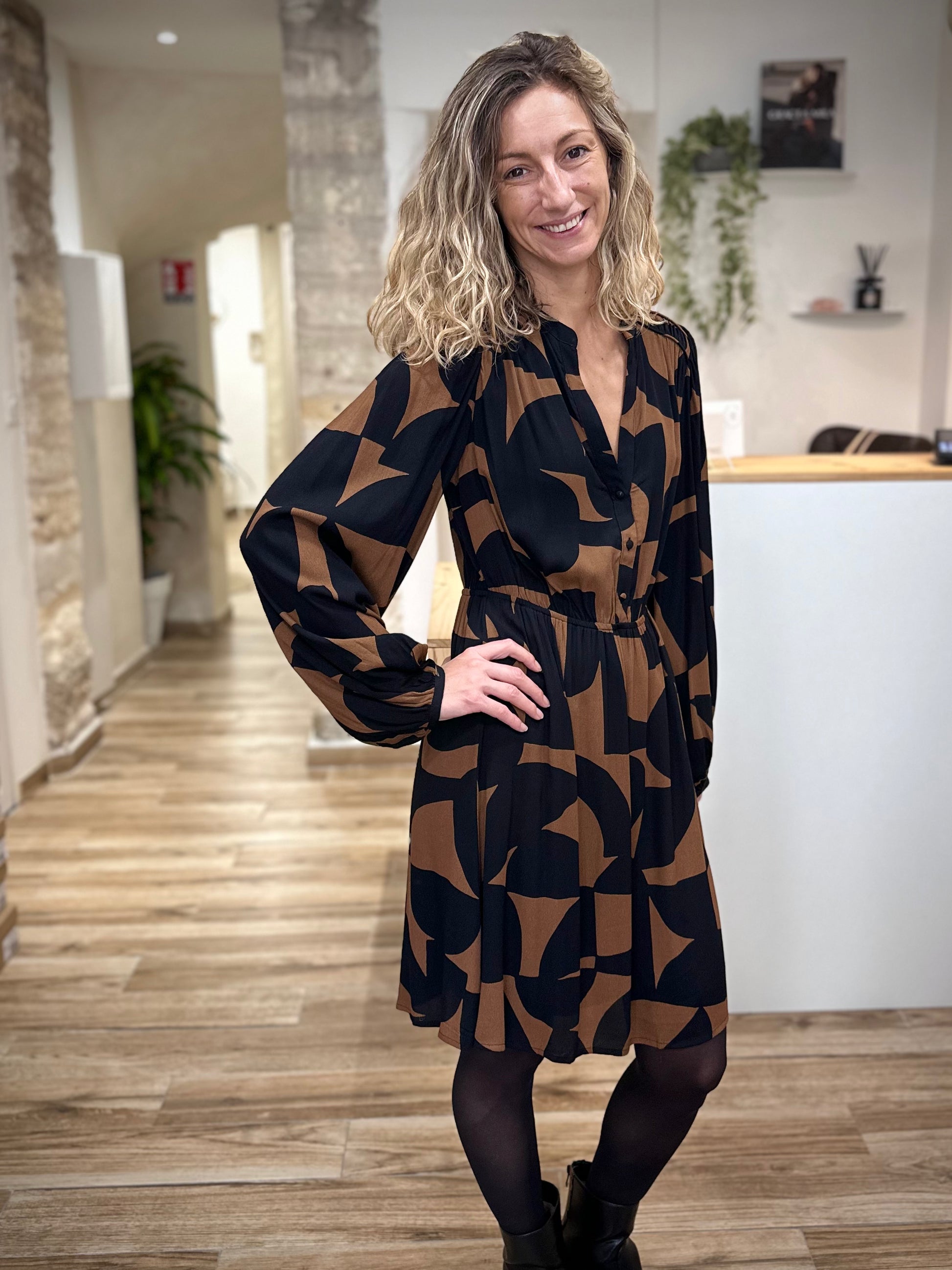 Silhouette féminine mise en valeur par robe SELIA casual chic